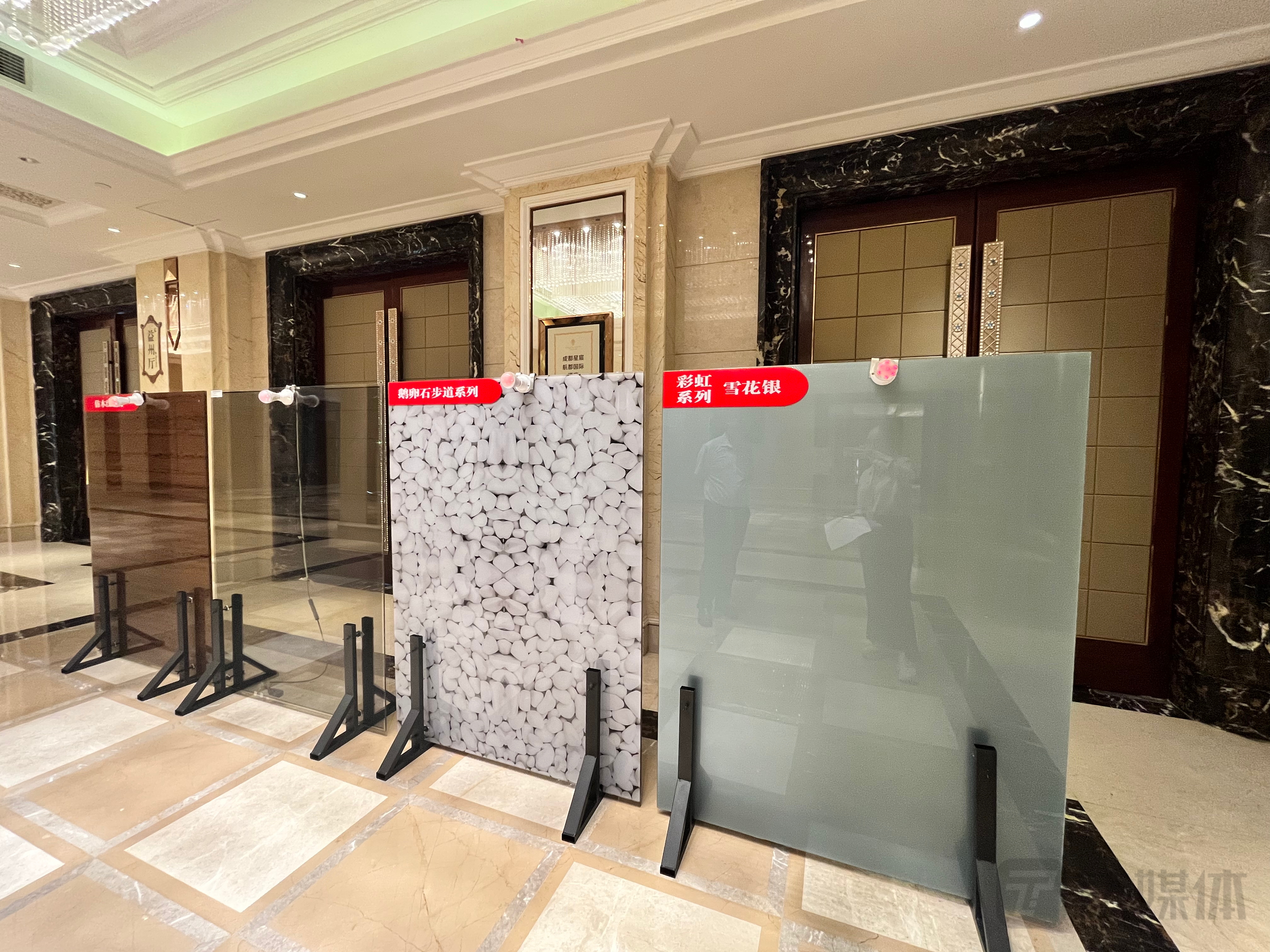 成都中建材碲化镉发电玻璃，钛媒体APP摄