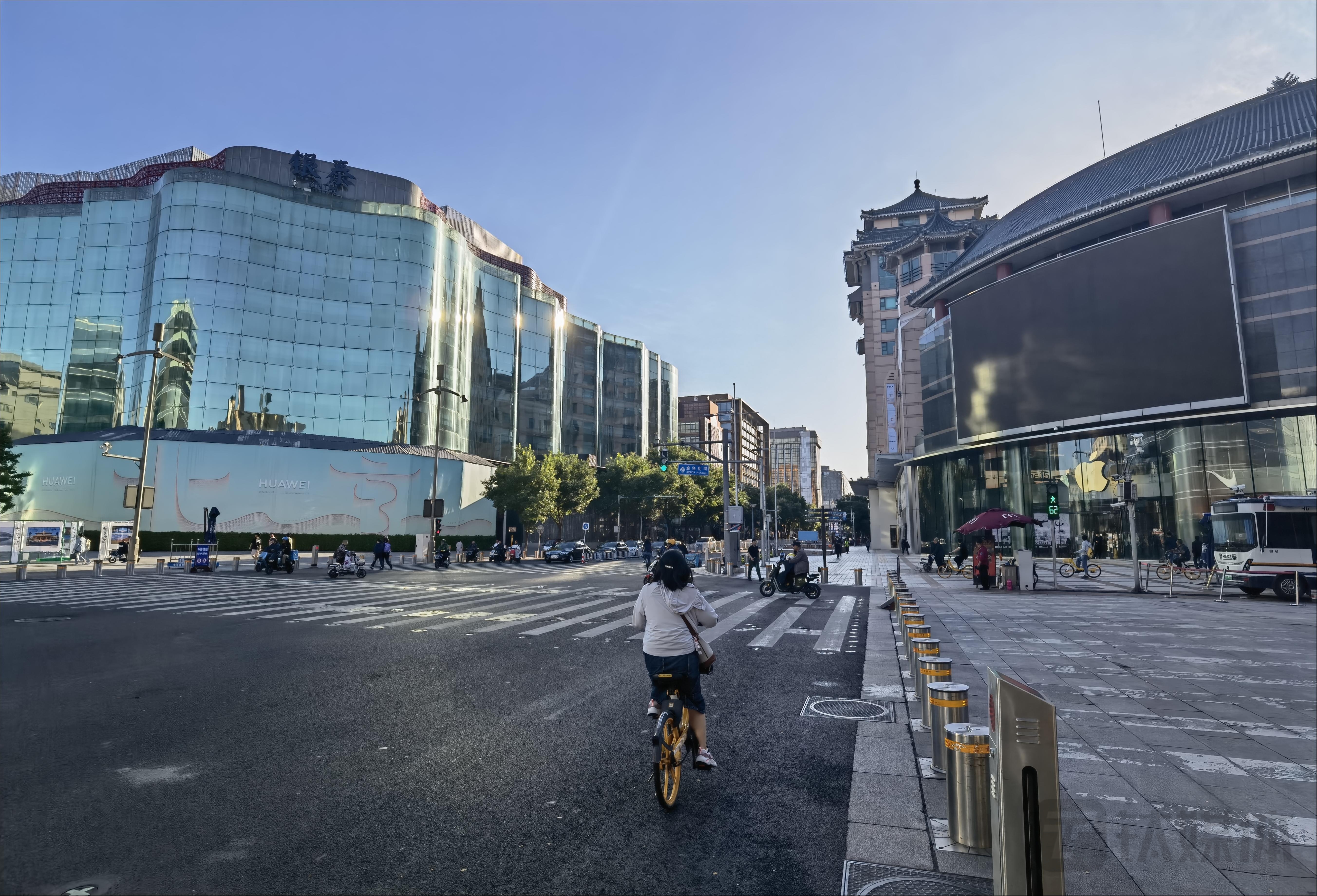 即将开业的华为旗舰店与Apple Store