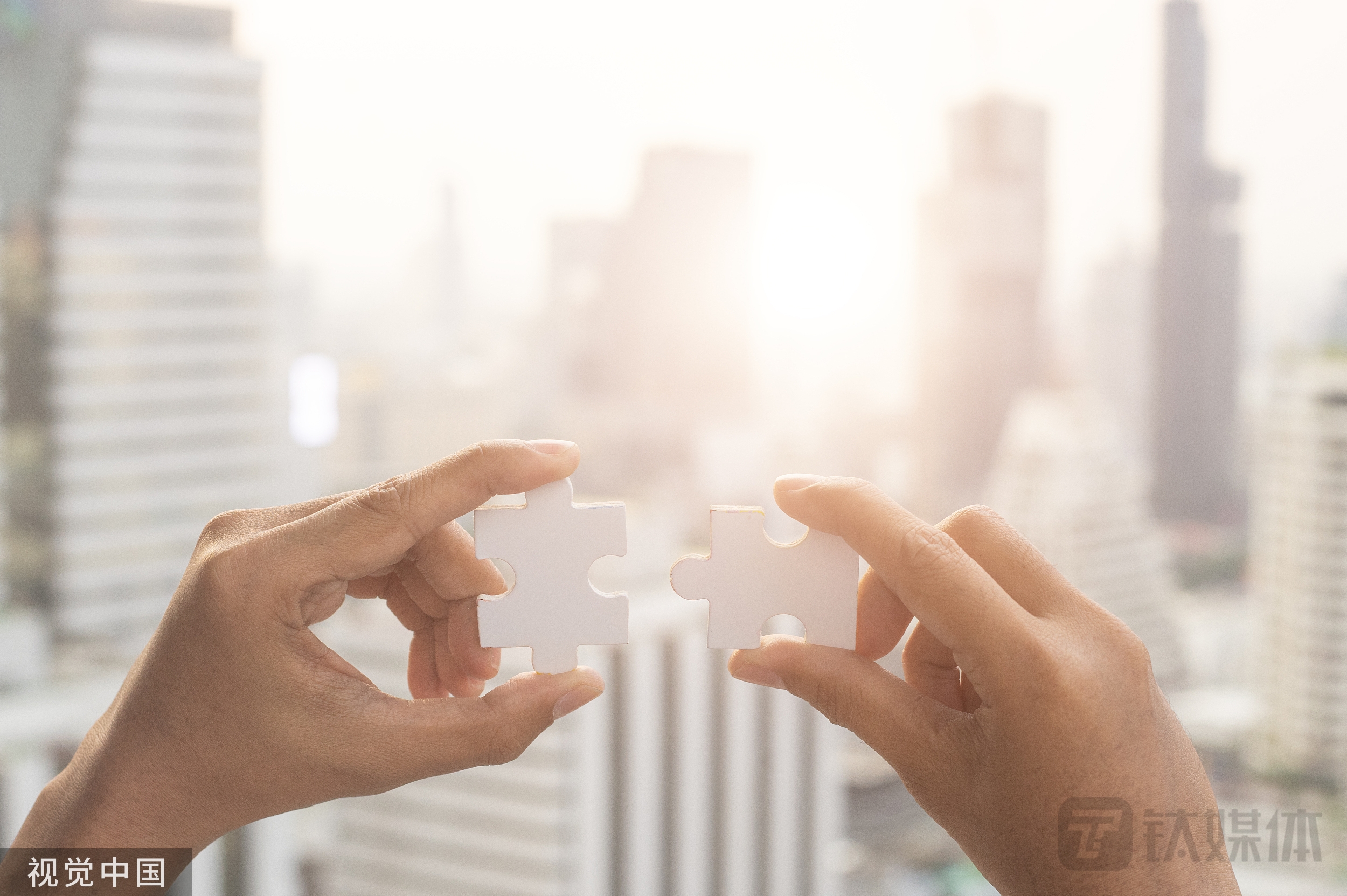 大股东以资产“抵债”，珈伟新能拟收其旗下公司49%股权，被监管质疑财务资助