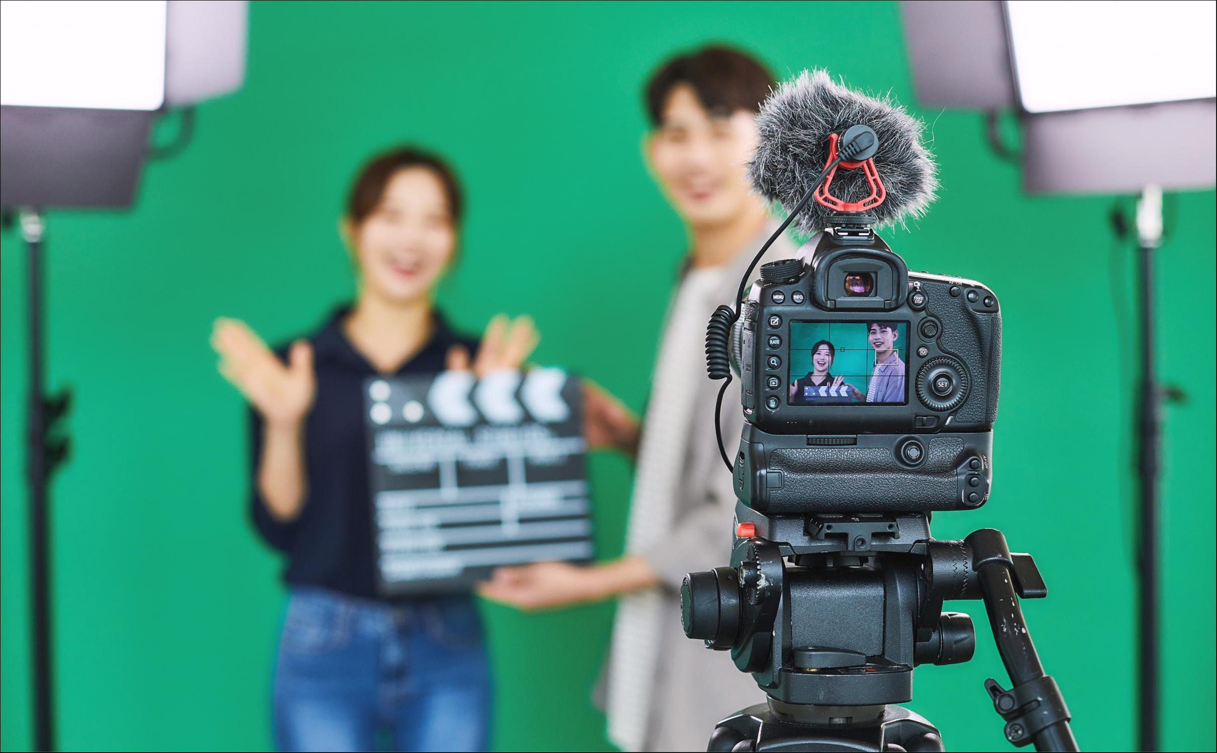 李佳琦、东方甄选同日道歉，直播间是时候“去明星化”了？