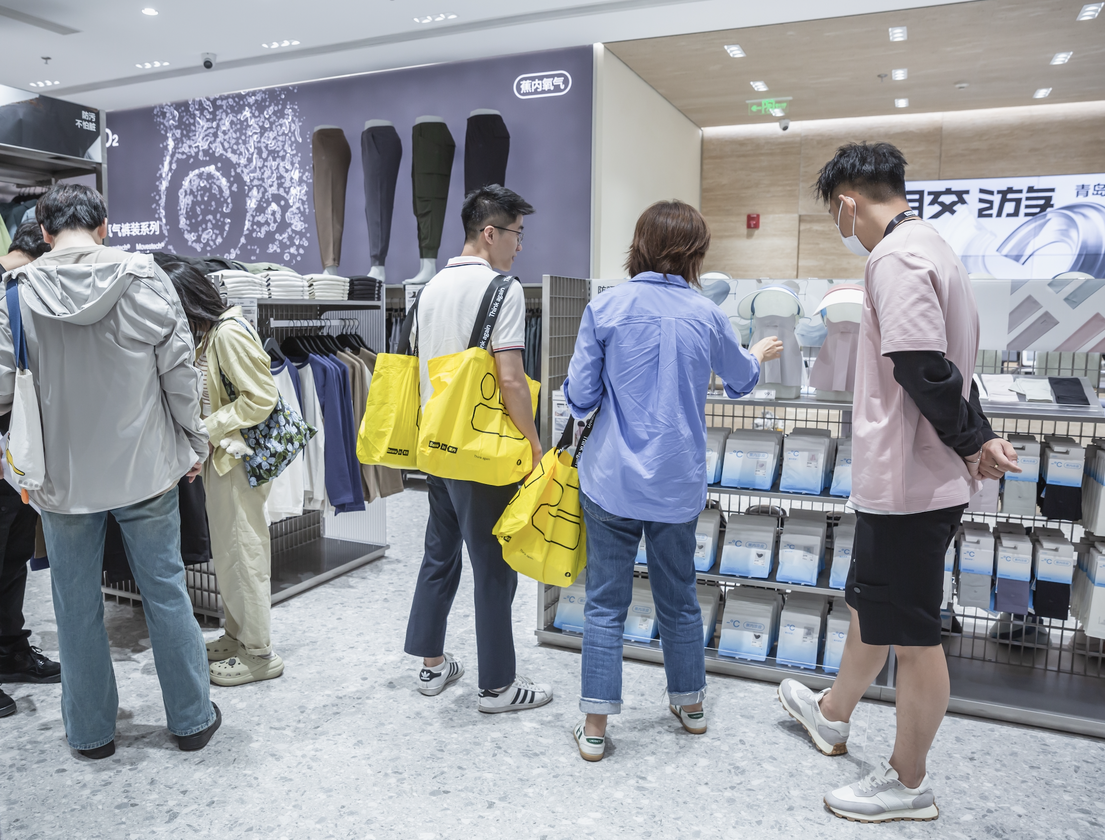 图为消费者在蕉内青岛门店内选购