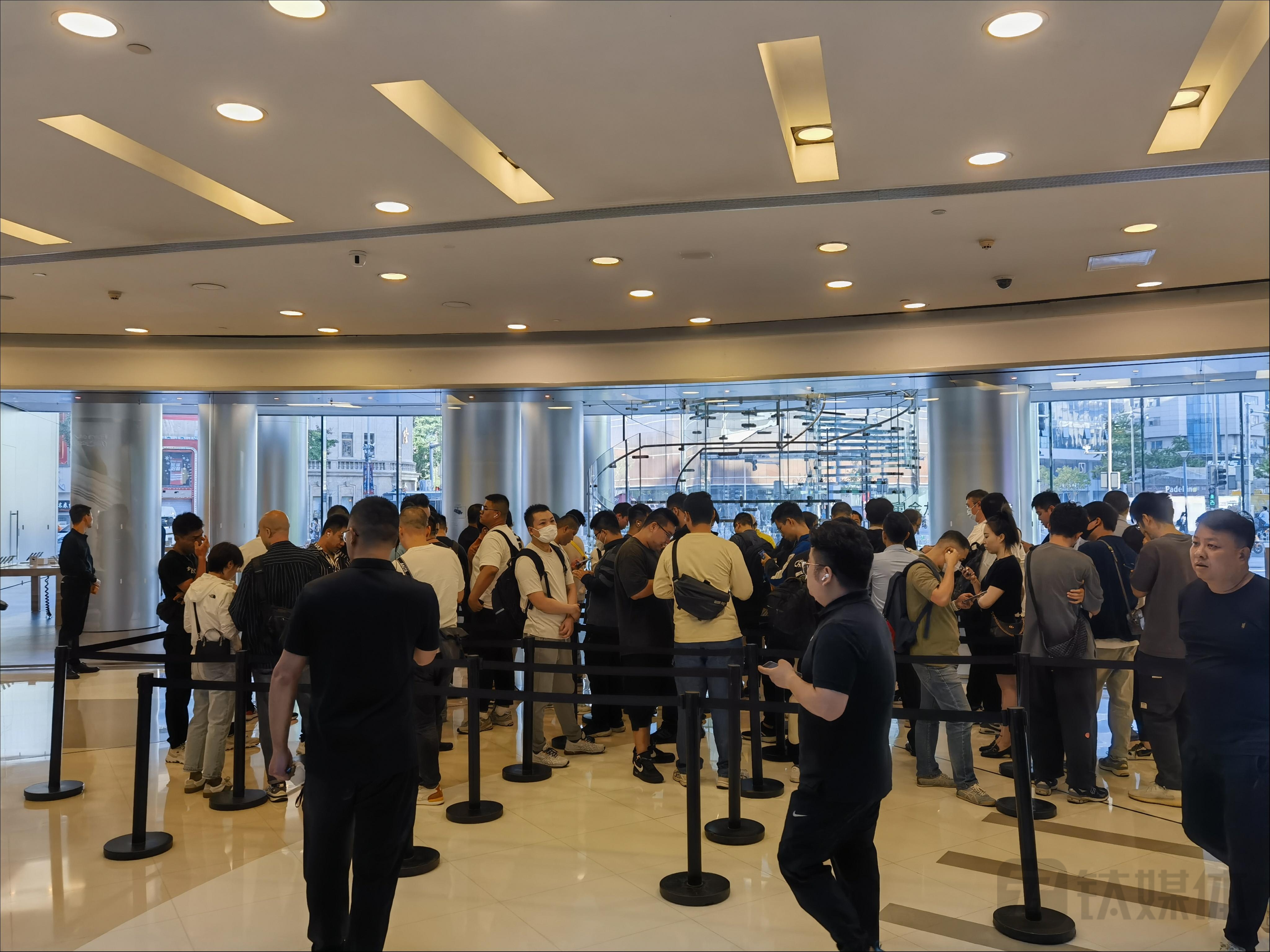 7点半左右排队取货的消费者，钛媒体App拍摄