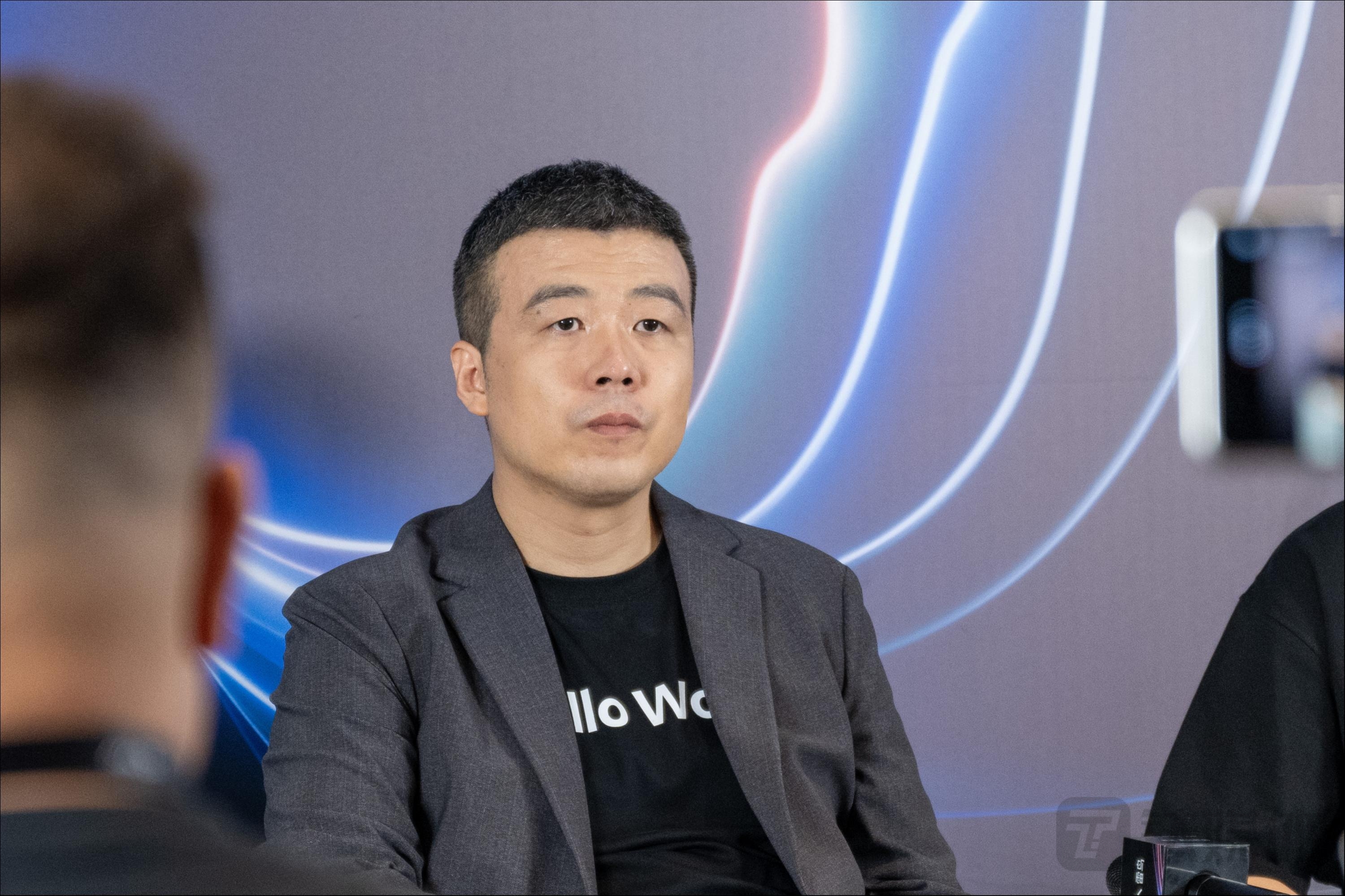 雷鸟X2 AR眼镜发布，CEO李宏伟预测2025年将迎来AR的iPhone时刻