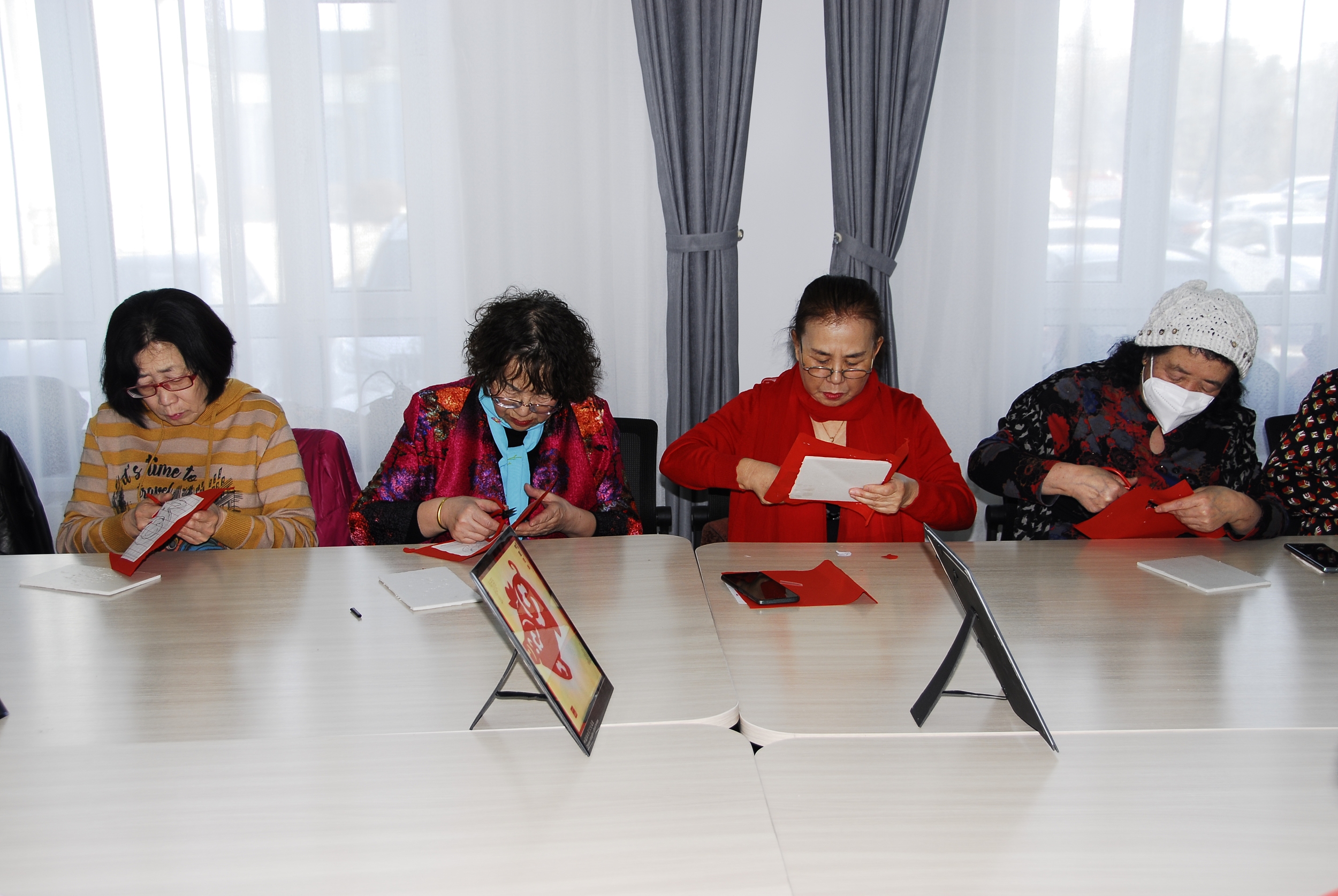 拒绝躺平的年轻人，占领了周末的老年大学