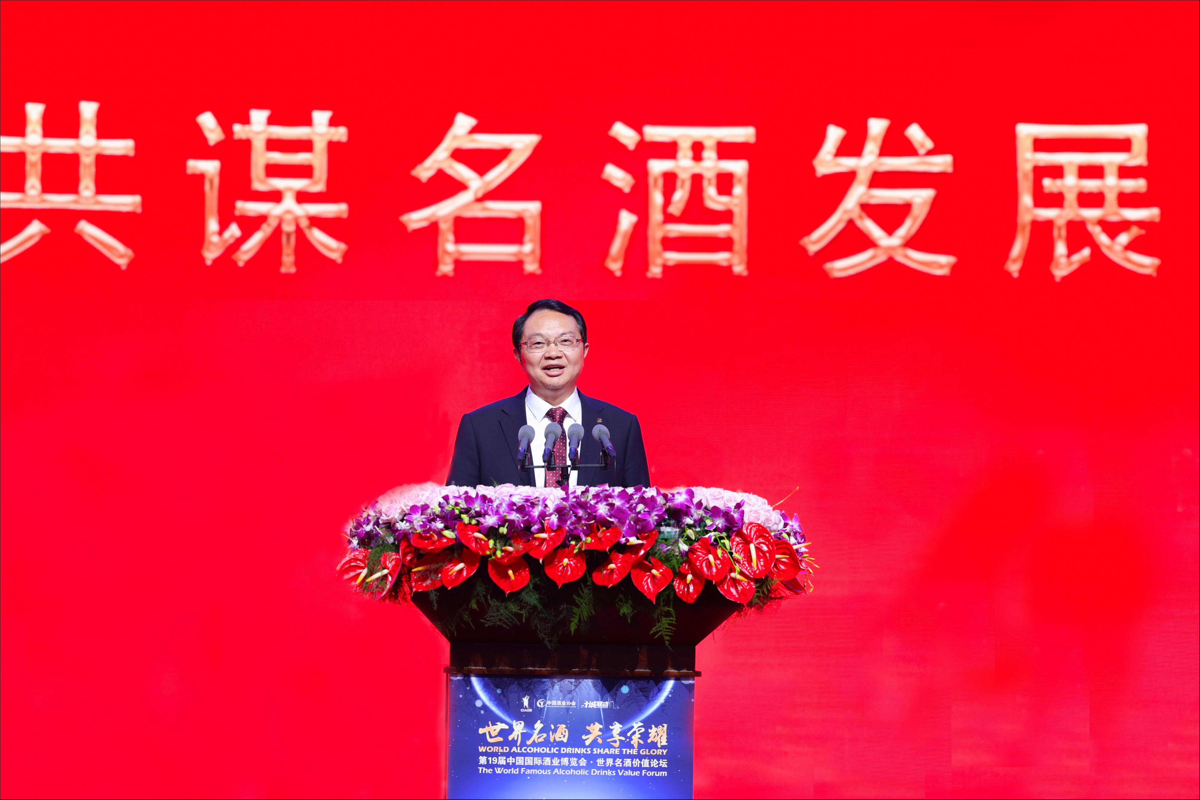 （曾从钦正在演讲）