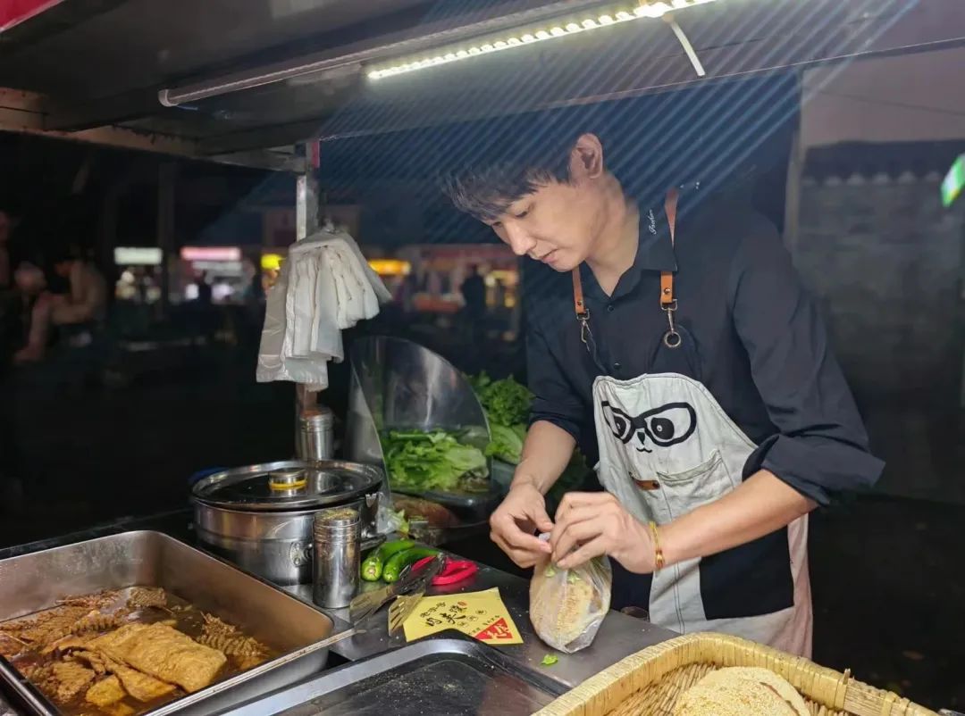 我撞脸林俊杰想靠豆浆油条赚钱日亏七八十