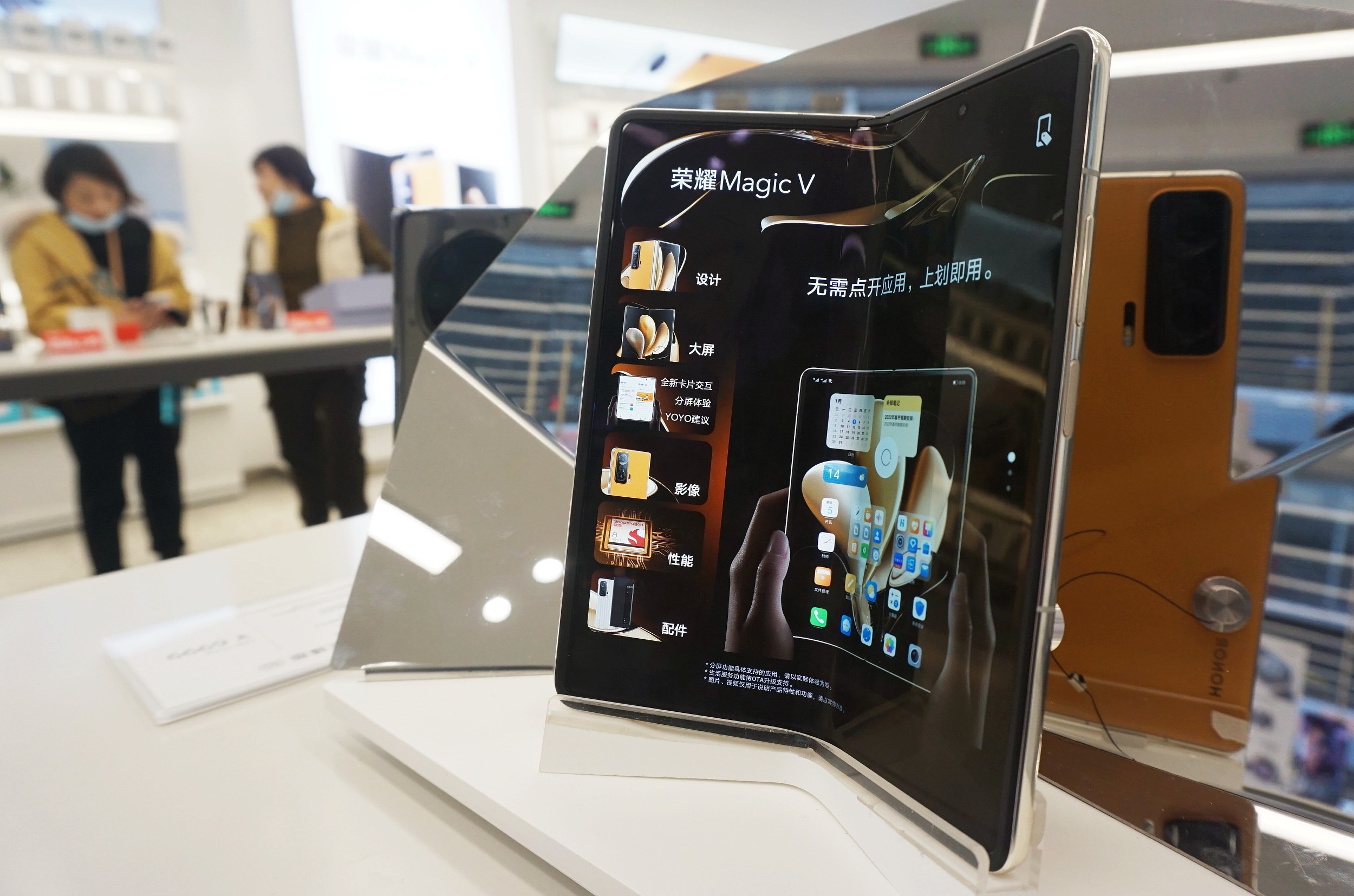 折叠屏手机“热潮”来袭，国产OLED屏头部玩家聚焦高水平创新