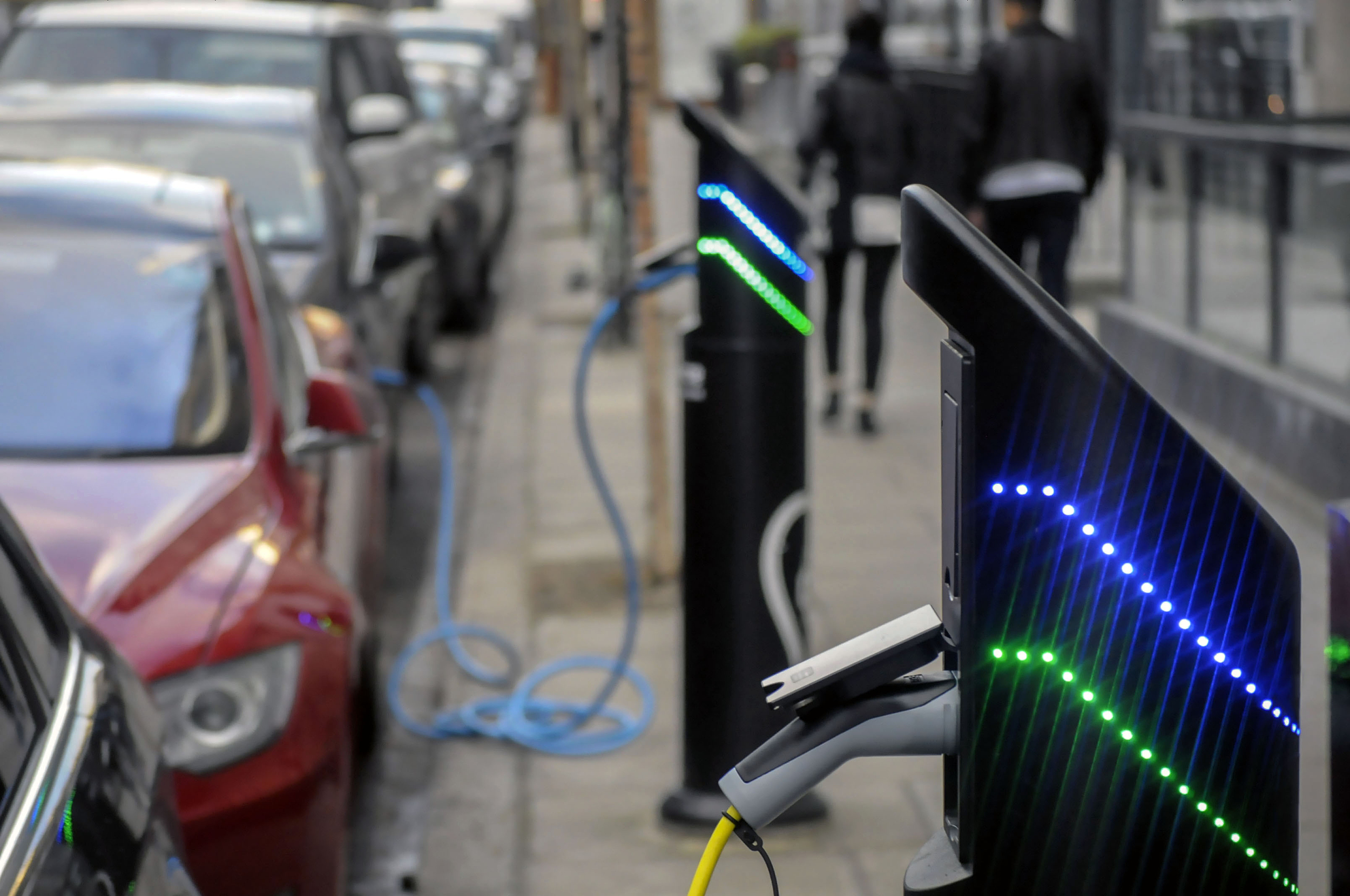 10月新能源汽车迎来狂飙时刻：比亚迪首破30万台，问界重回万辆以上｜钛度车库