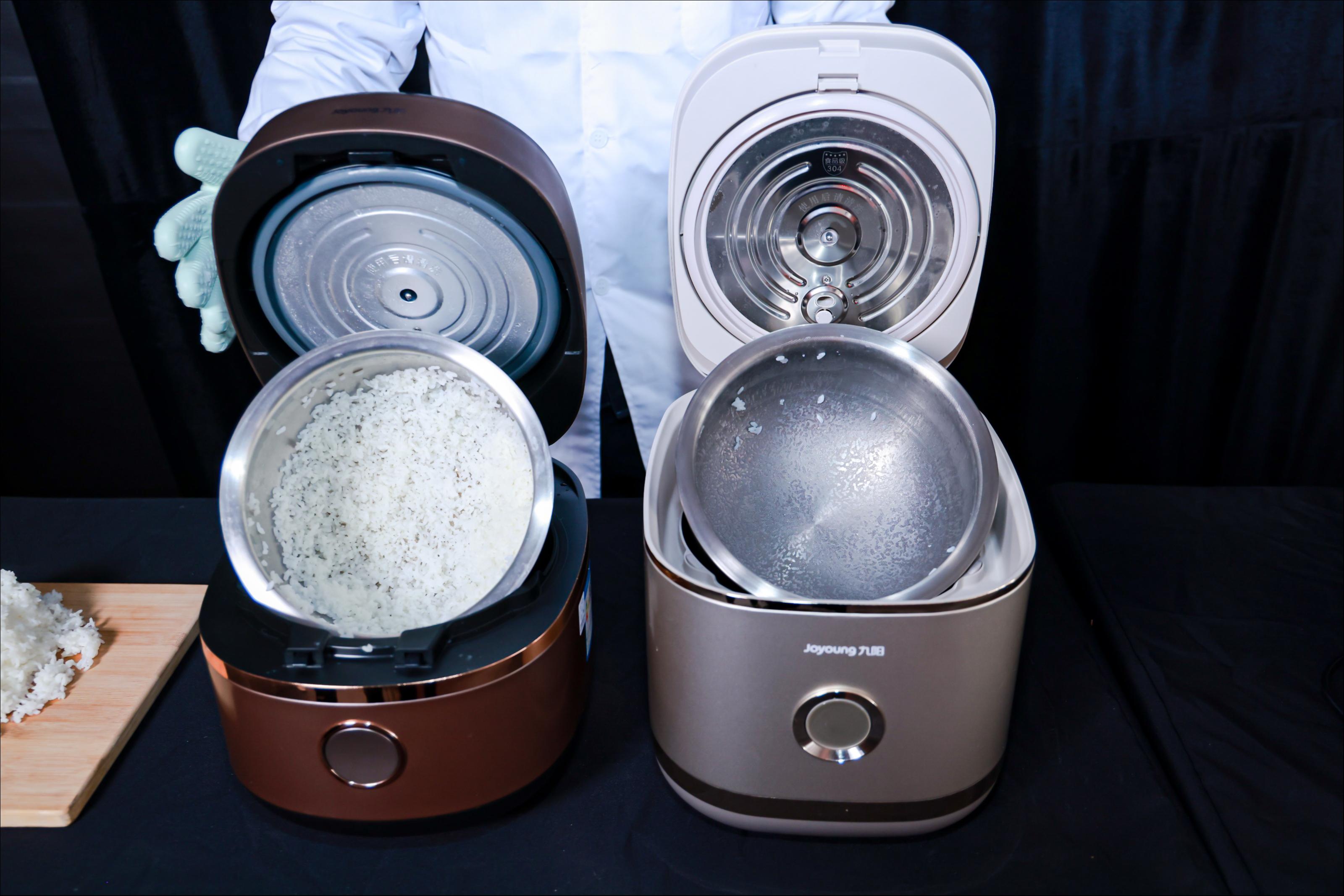 图：米饭倒扣不粘实验，右边为九阳0涂层不粘电饭煲N1S。