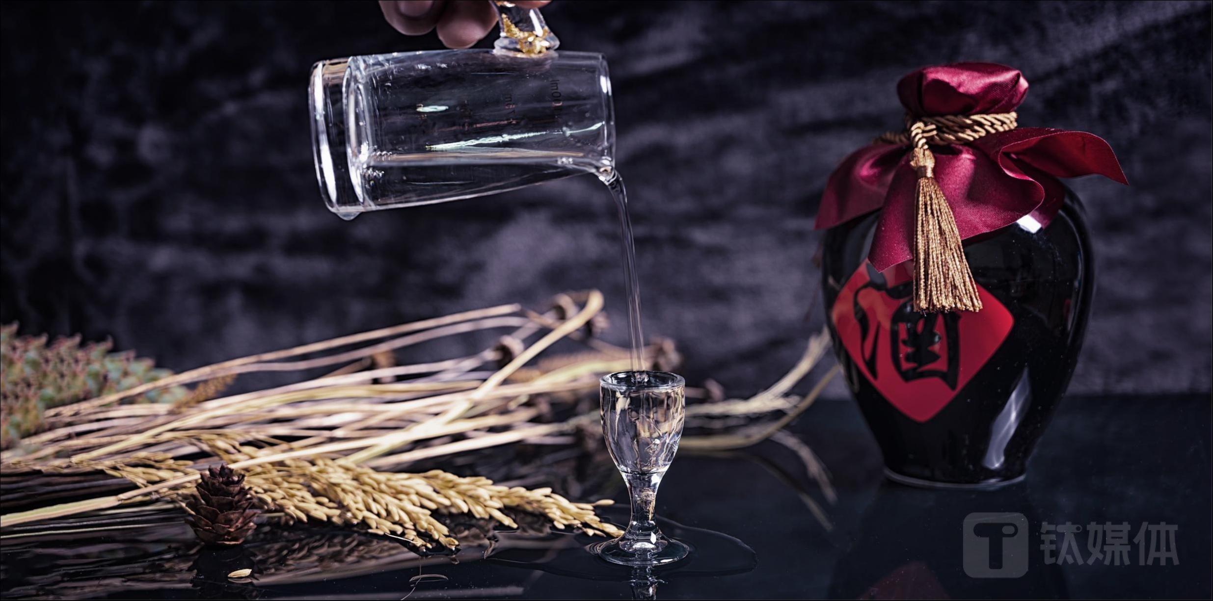 茅台涨价引发连锁反应，但行业调整期白酒难现集体涨价潮｜行业风向标