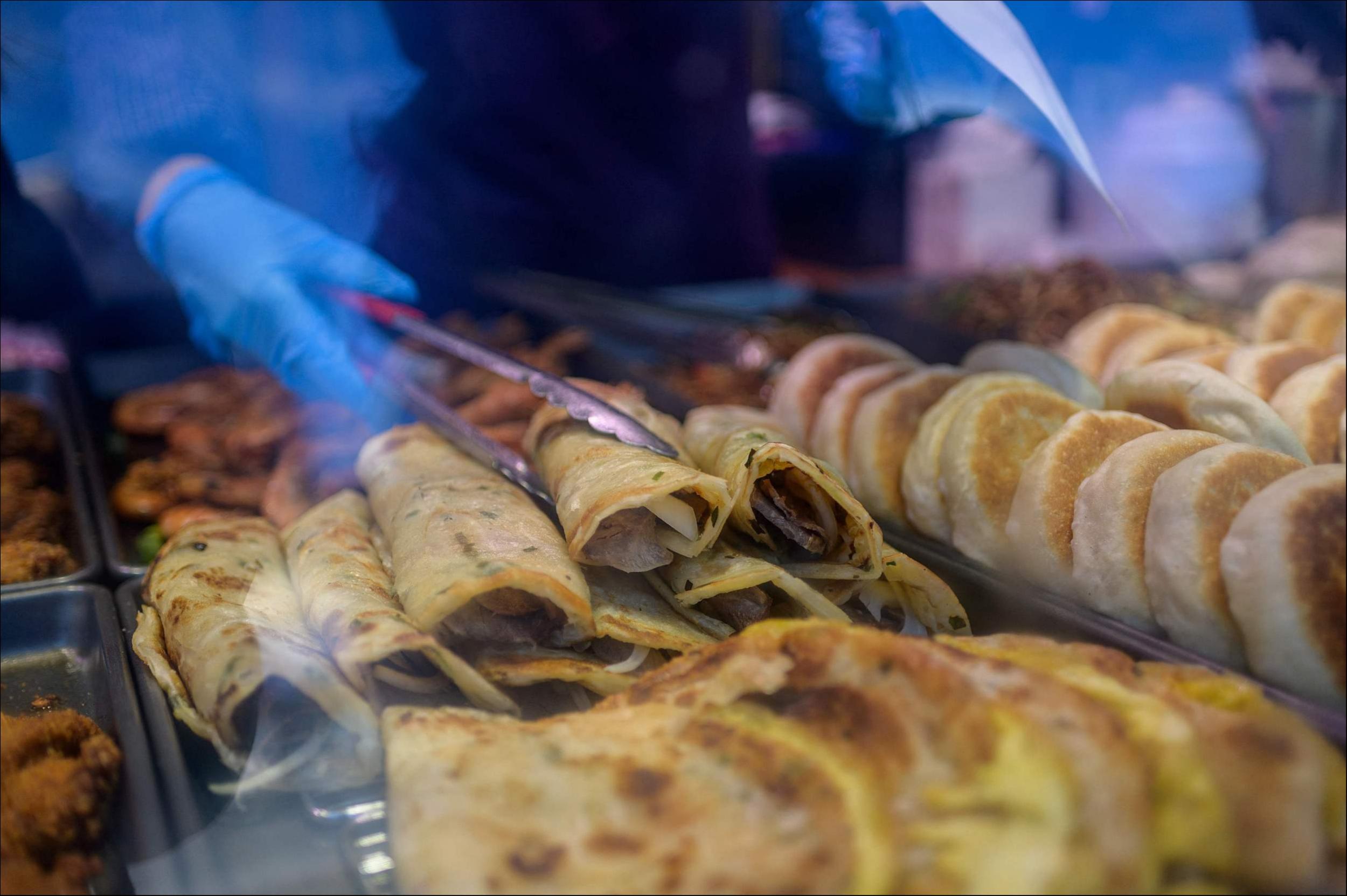 一线城市商场，正在被10元卷饼攻占