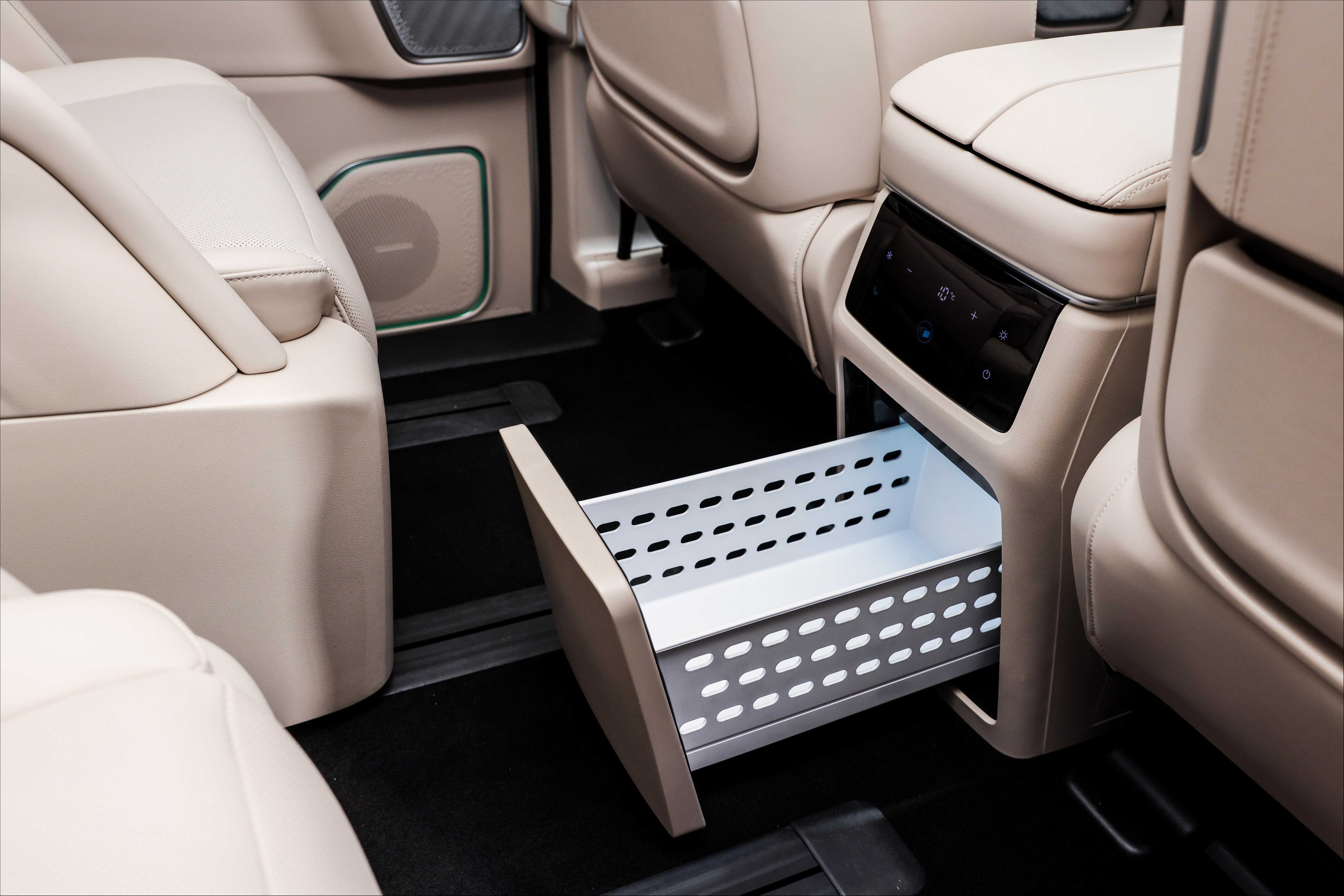 新能源MPV的车载冰箱，图源车企