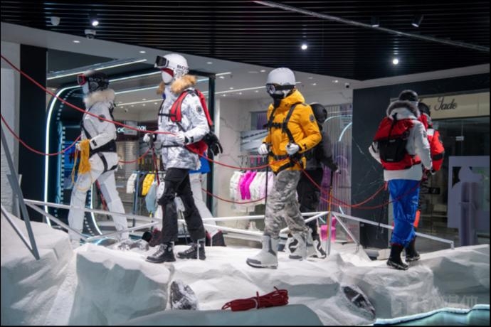 11月5日，波司登北京王府井银泰in88登峰主题概念店开业