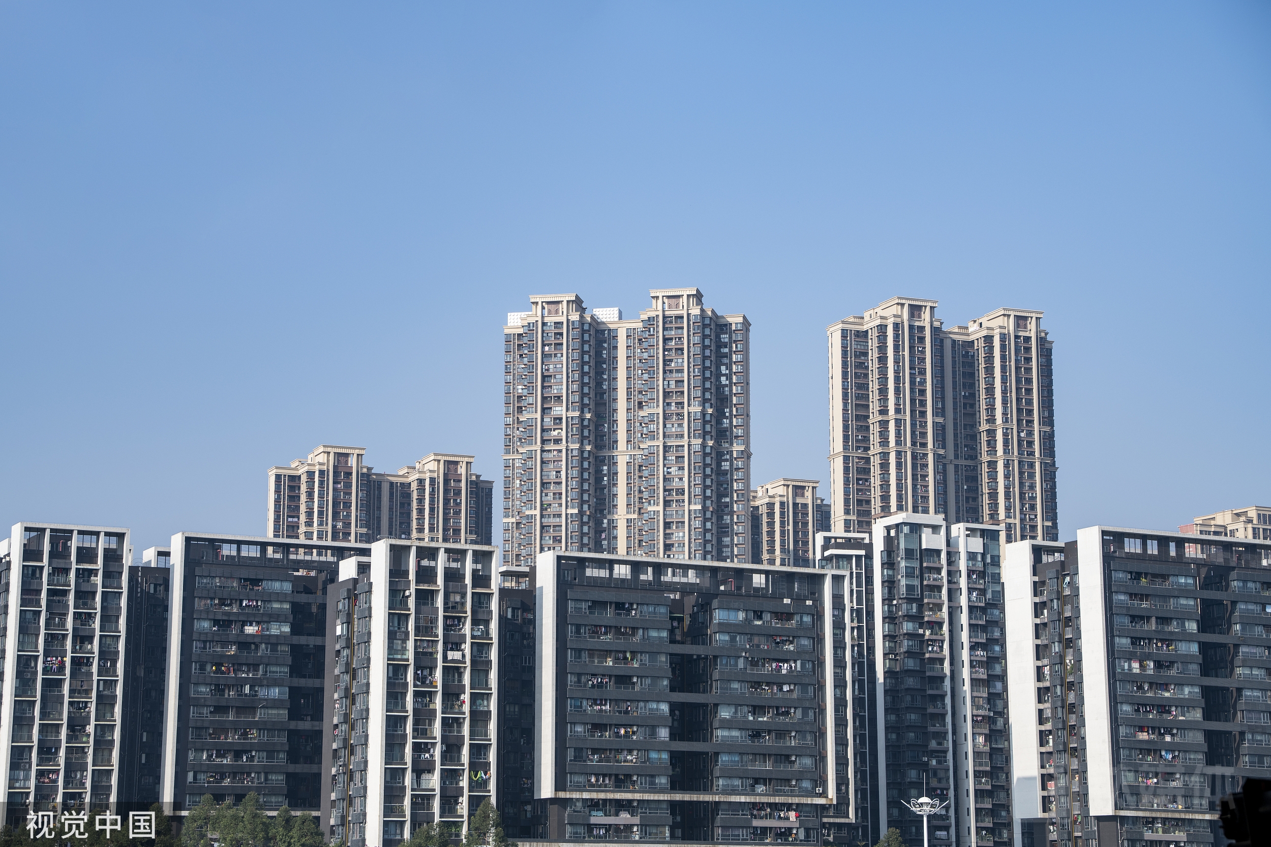 融创中国重组方案落地，债转股后股本升至83.93亿股，但销售已“砍半”