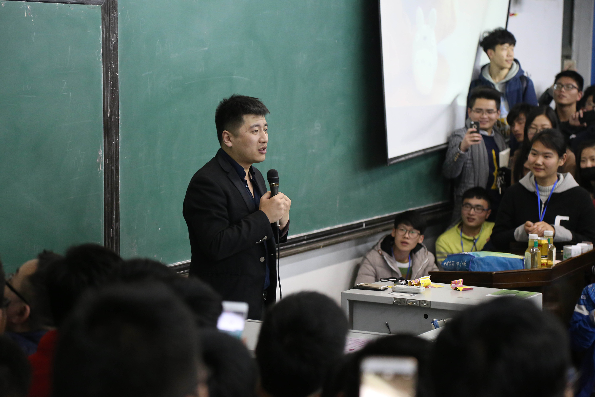 “商人”张雪峰，剑指时代焦虑