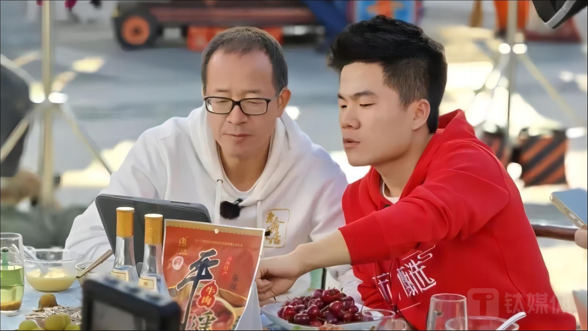 董宇辉以新身份回归直播，助东方甄选股价大涨15%，市值增加逾40亿港元