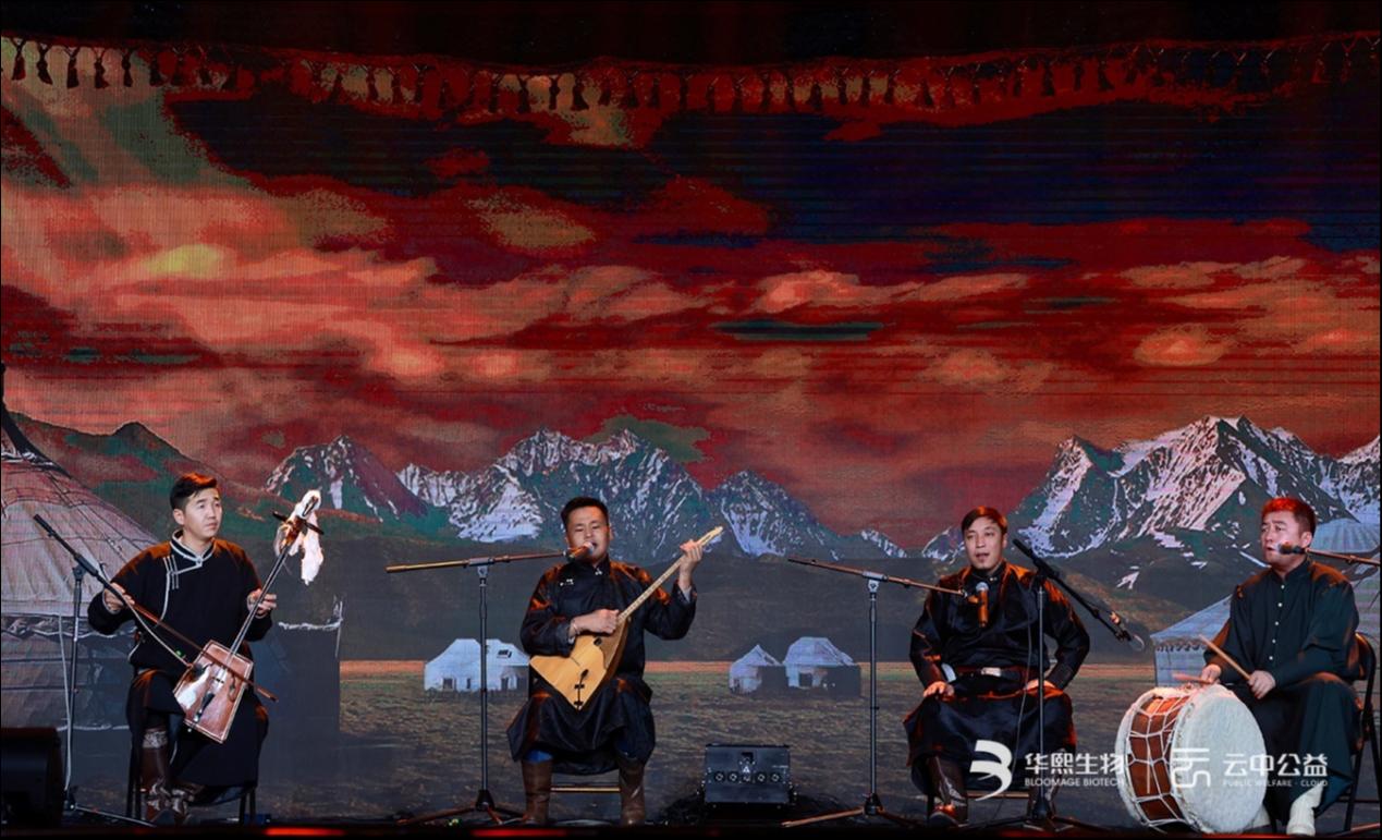 道尔吉&middot;尼玛在云中舞台上带来了《江格尔》选段