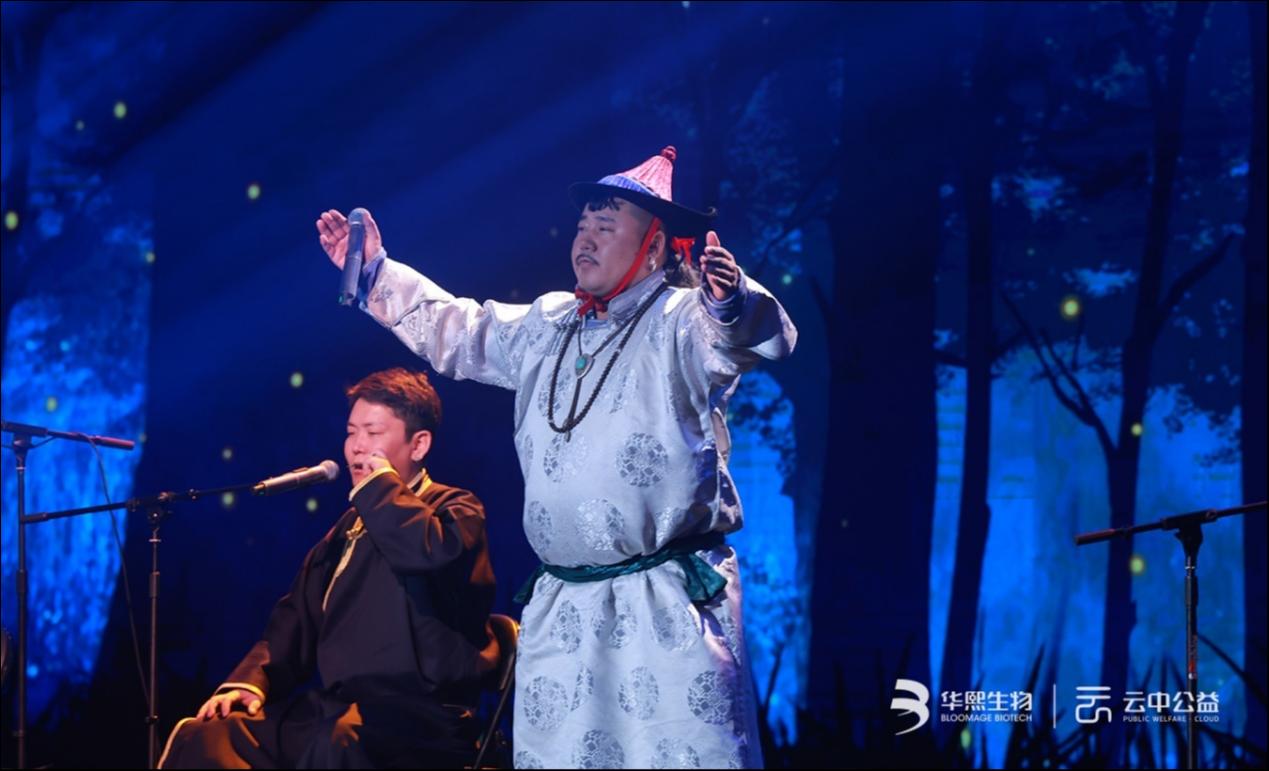 额日和木巴图（昵称&ldquo;小黑&rdquo;）表演呼麦《森林中的一天》