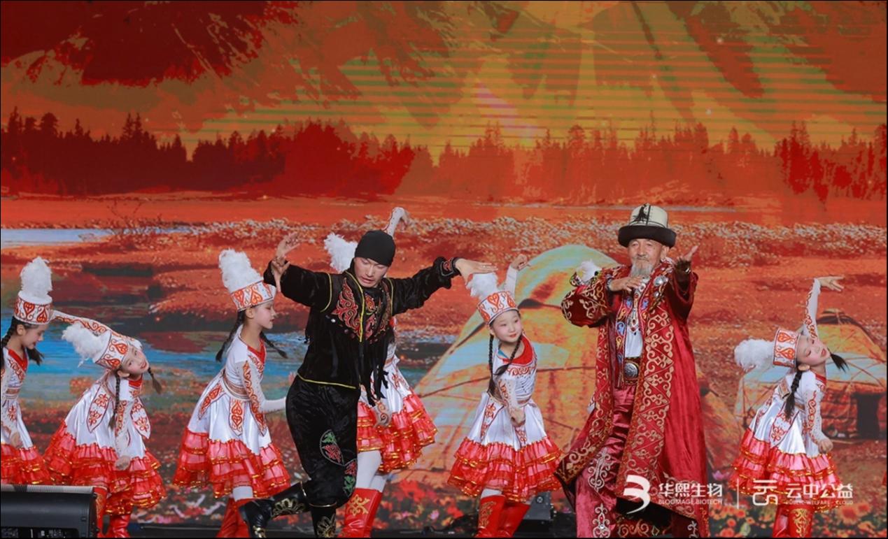 75岁的乌拉孜拜与孙子阿宝表演《黑走马》。