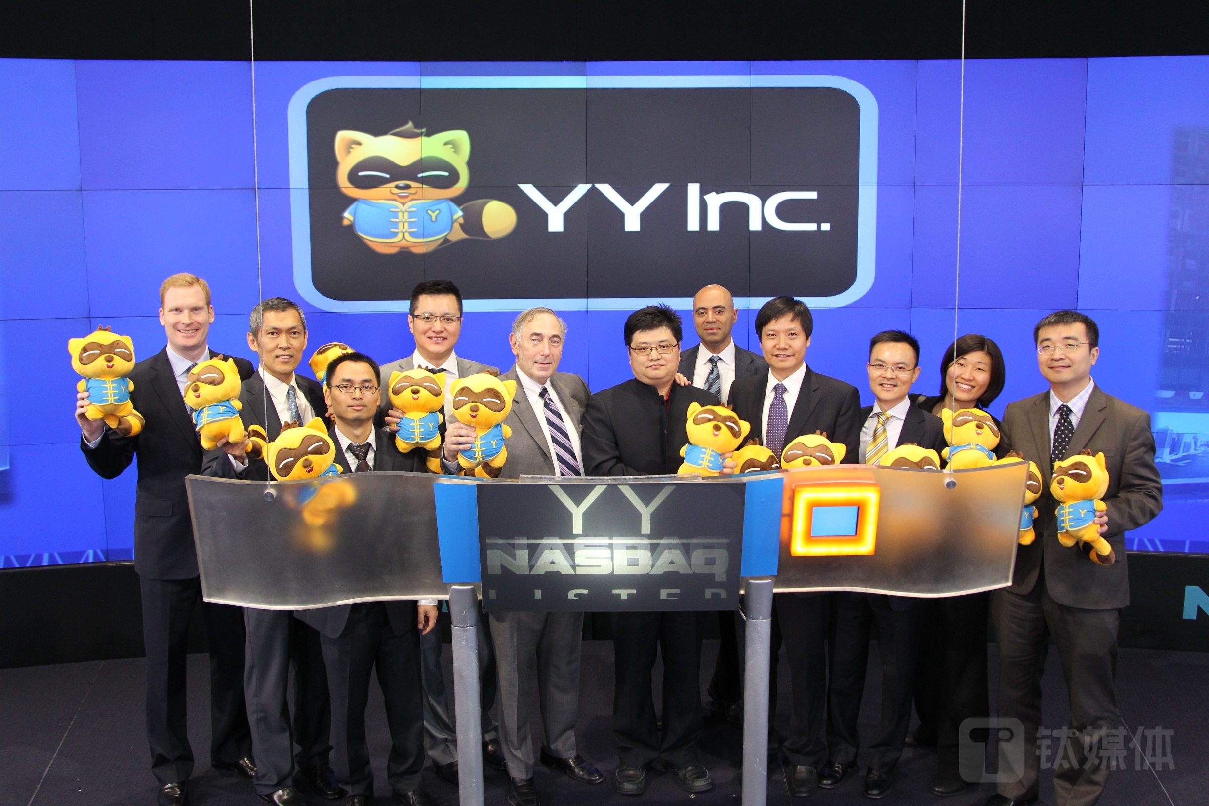 欢聚集团（当时是多玩YY）在纳斯达克上市，中间穿黑衣服是董事长李学凌，旁边是小米董事长雷军