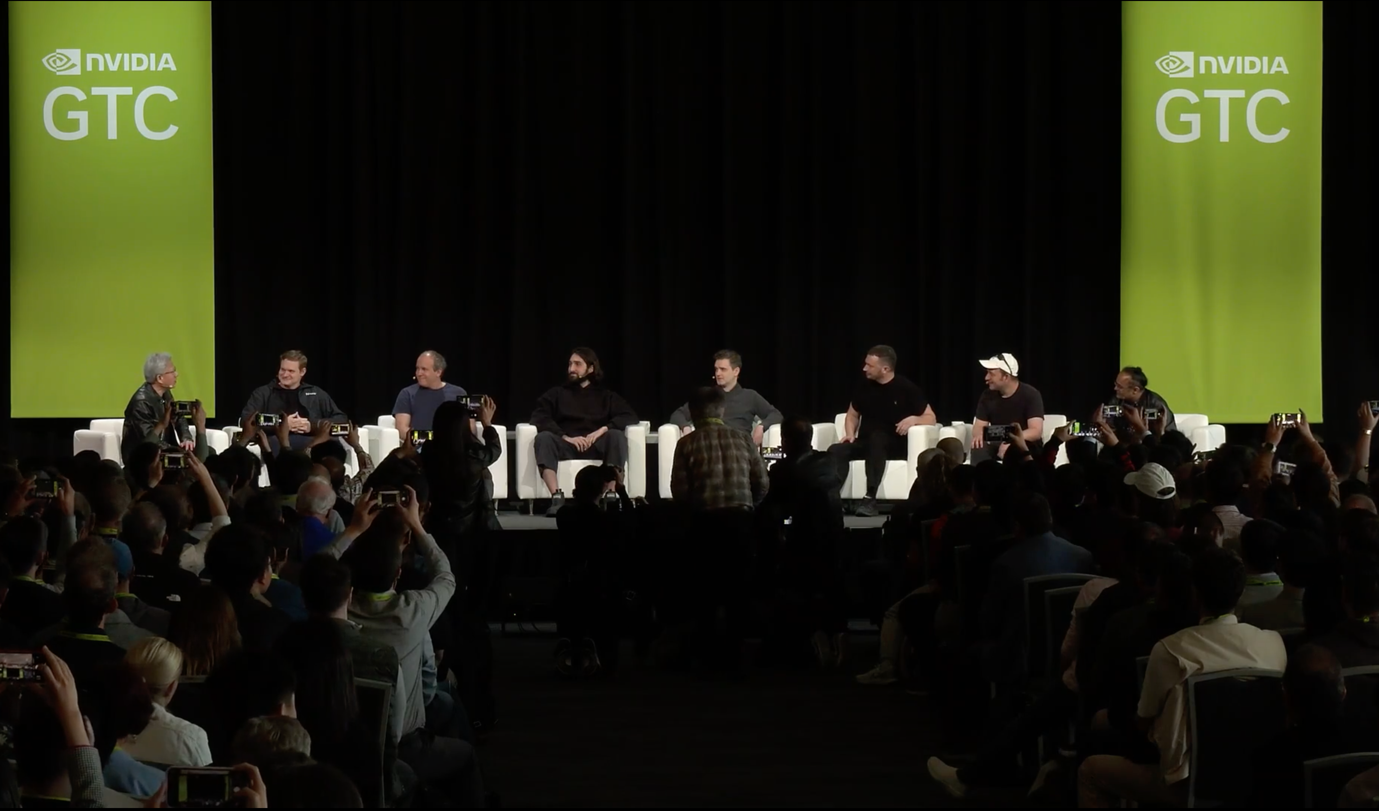 黄仁勋对话Transformer七子：所有的机器学习都是颠覆者，人类正见证“AI工厂”的诞生｜钛媒体AGI