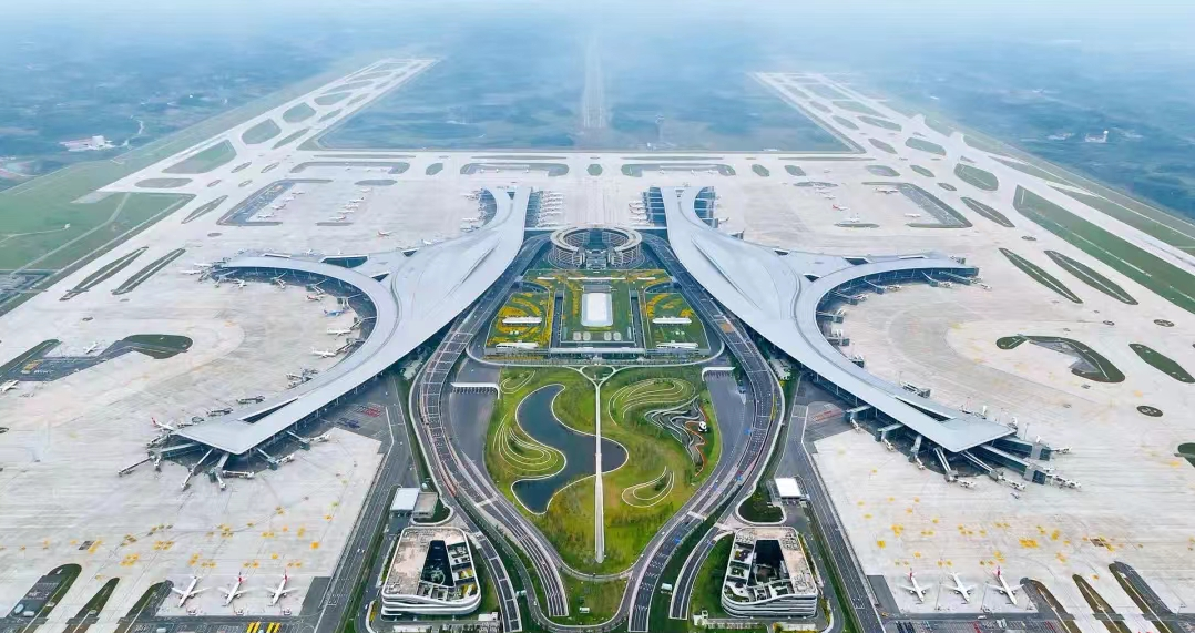 成都天府国际机场口岸开放一周年，“空中丝路”拉近成都与世界的距离