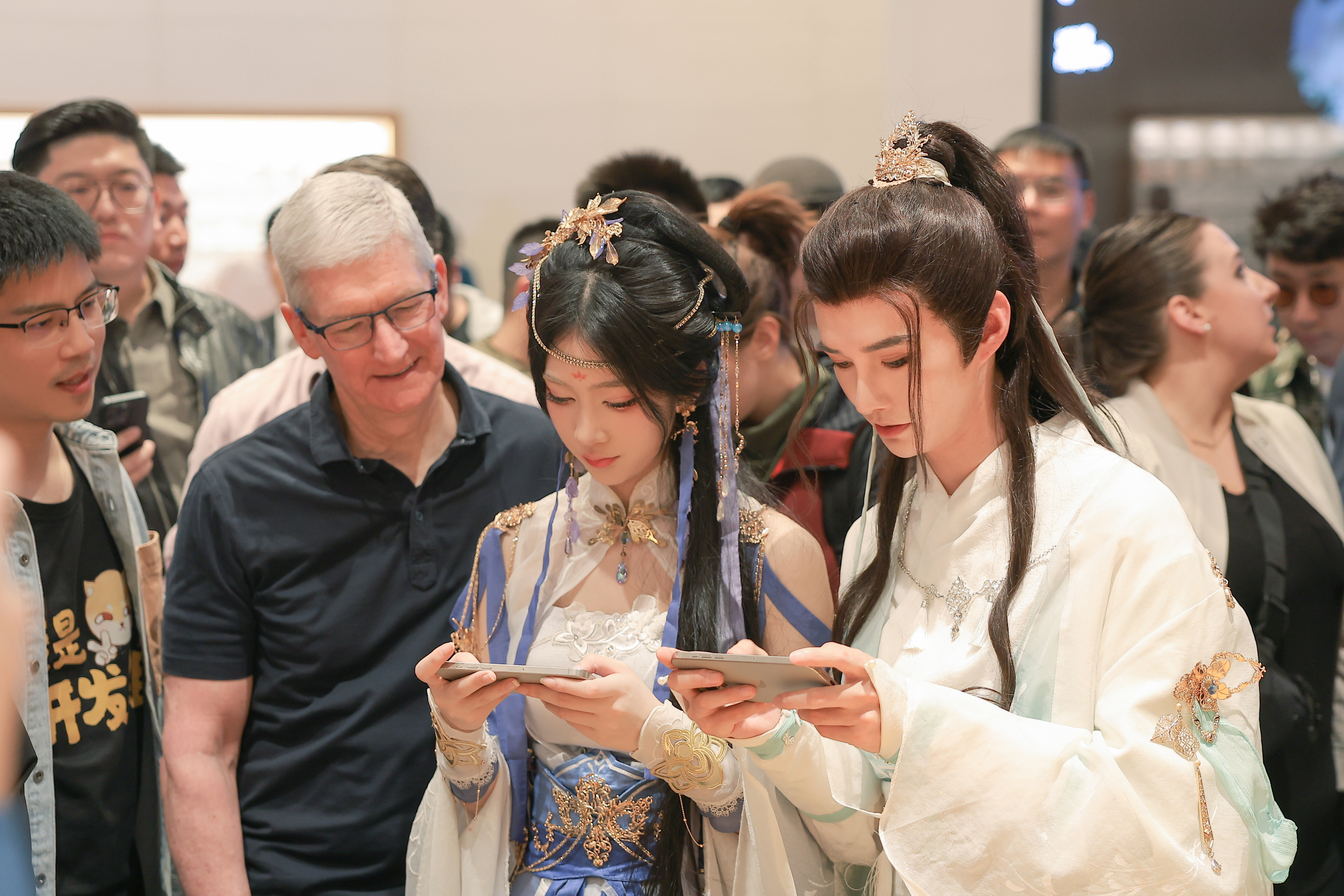 库克观看《逆水寒手游》游戏演示，图源网易官方