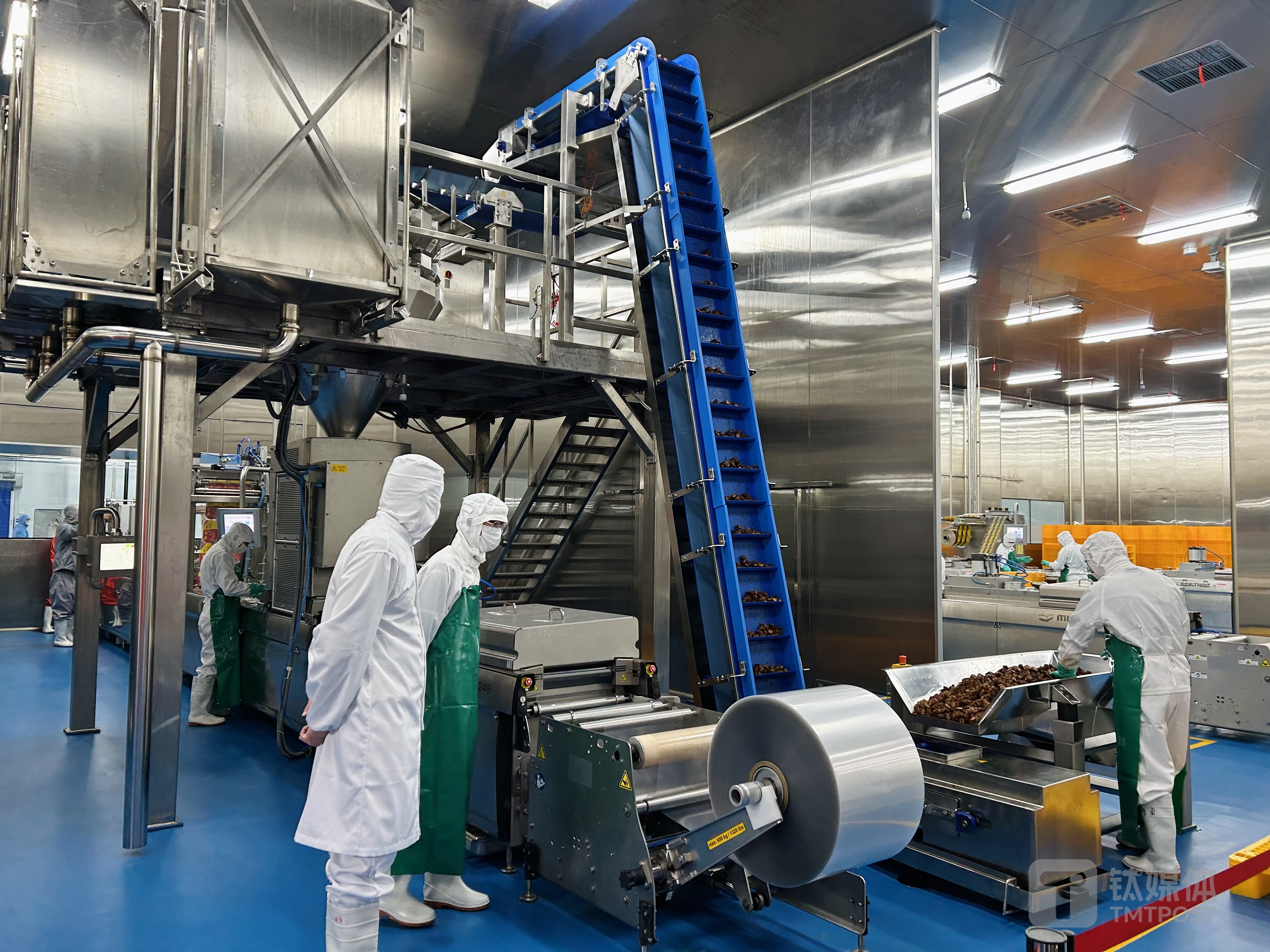 （周黑鸭成都工厂车间一瞥，来源：钛媒体APP拍摄）