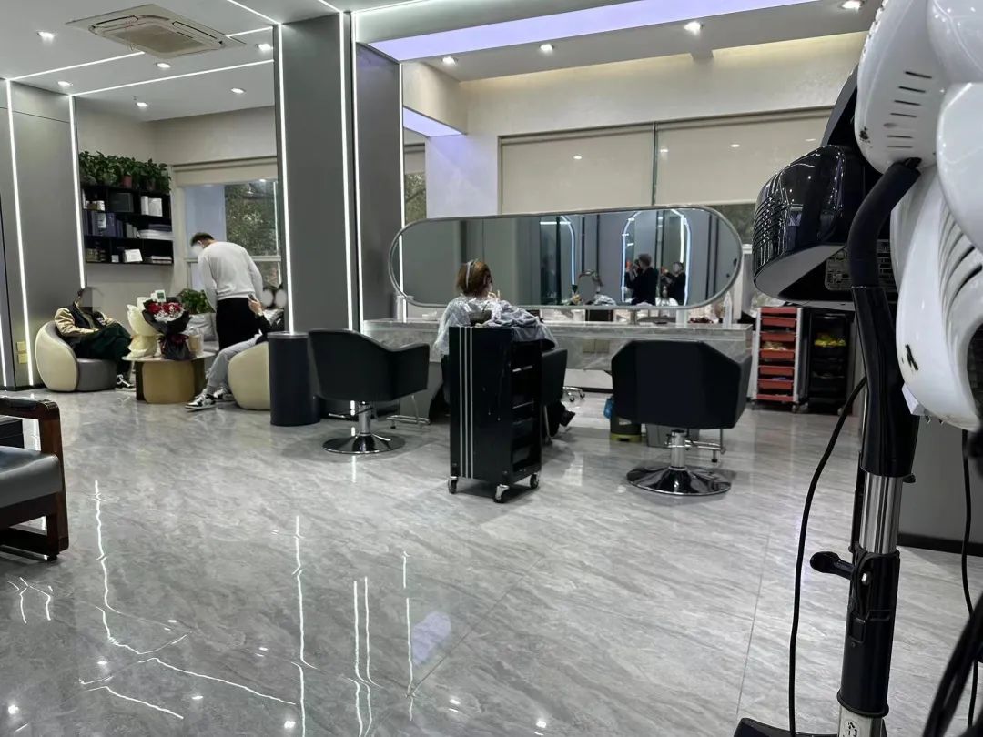 为了洗剪吹自由年轻人把自己逼成tony