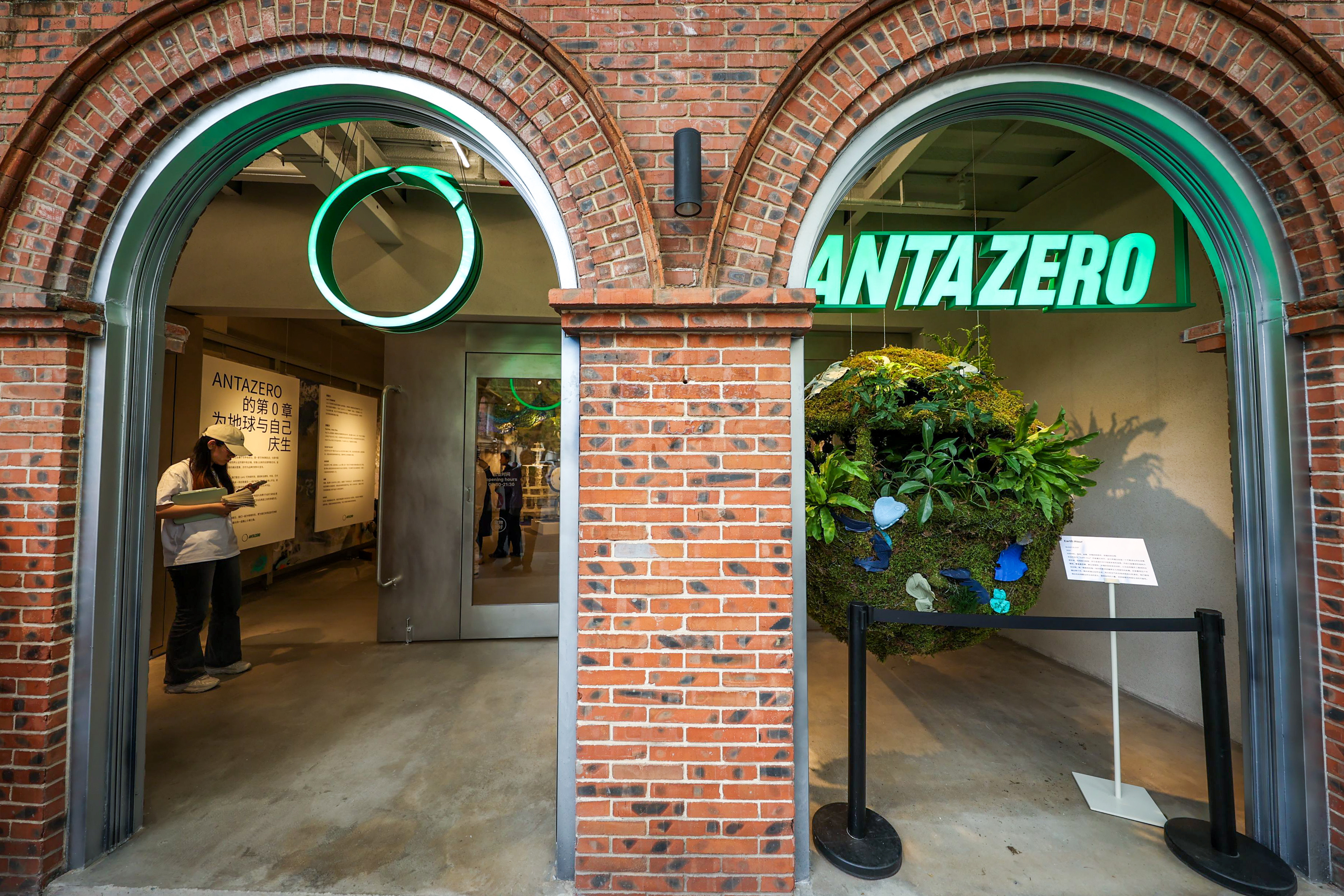 安踏0碳使命店开幕；​VICUTU威可多30周年品牌升级首倡“正装全场景”；太平鸟品牌VI升级；方里官宣梅耶·马斯克｜消研所周报