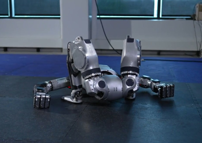 「atlas 将以超越人类能力的方式移动.」波士顿动力称.