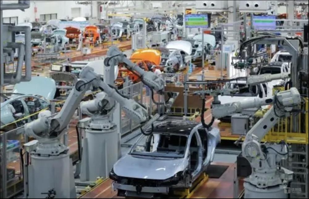 AI大模型加速“上车”，万亿市场将爆发，但实际应用仍有待观察｜钛媒体AGI