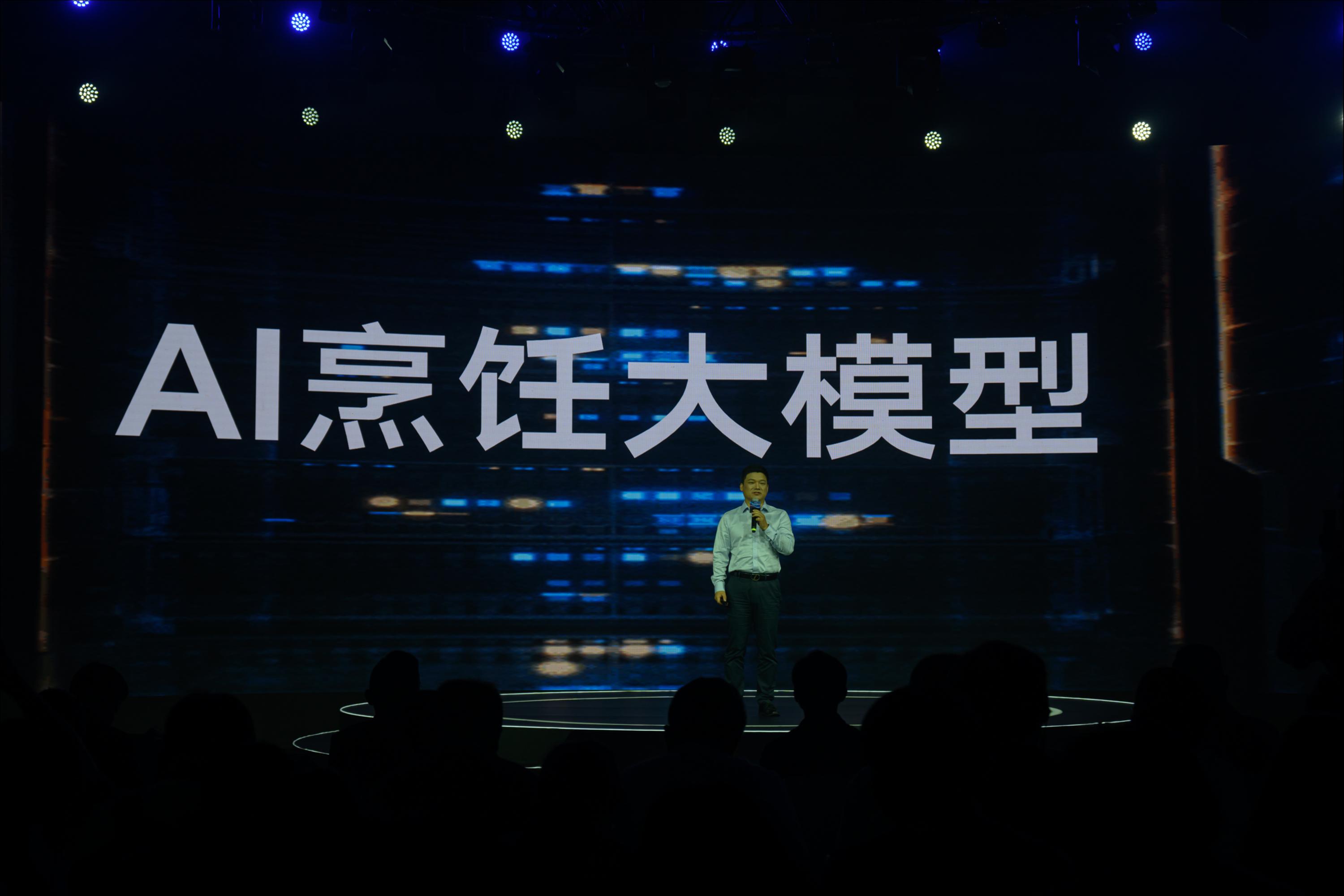 万能的大模型，选择走向厨房