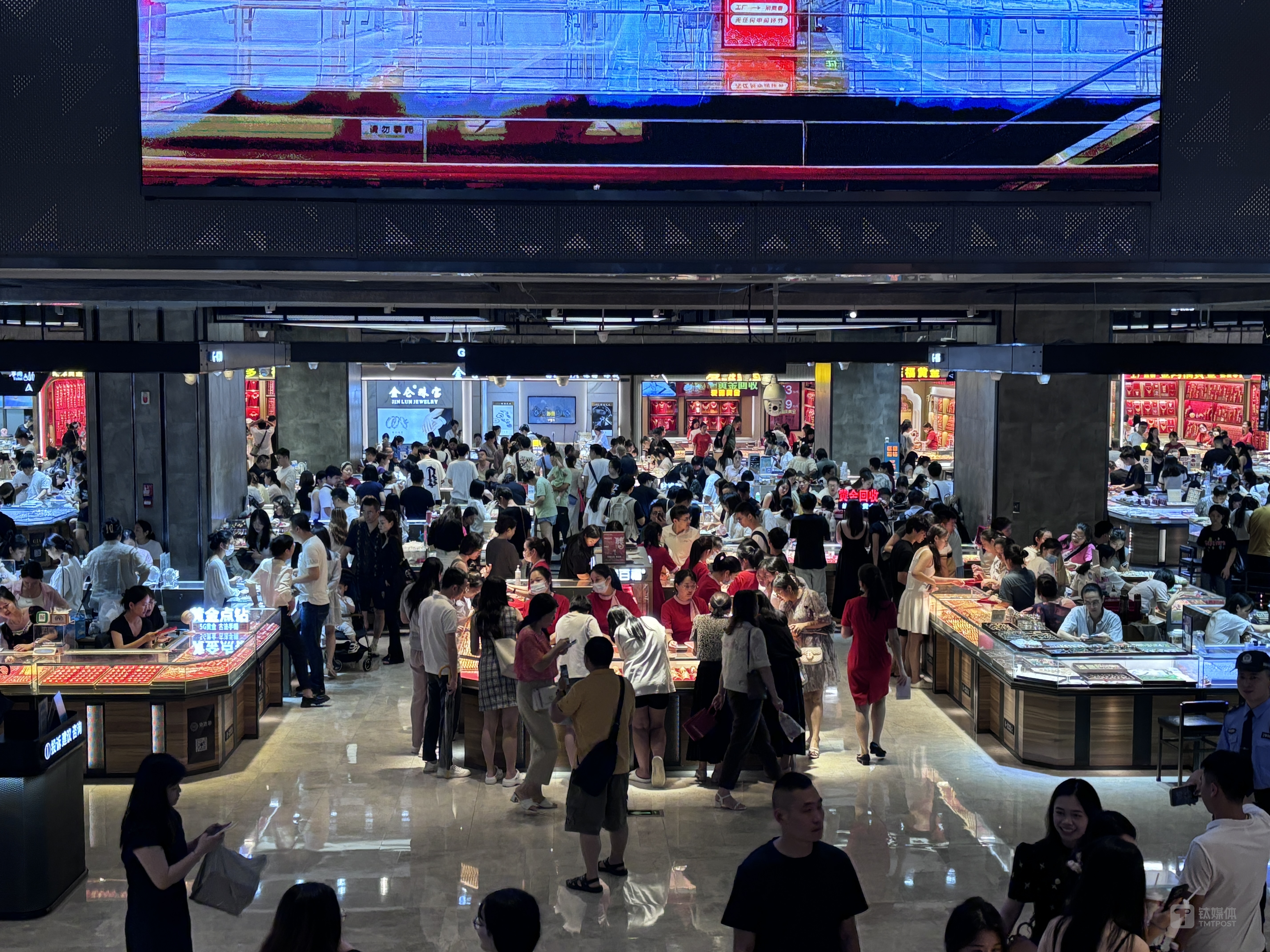 金展珠宝广场人头攒动，钛媒体APP实拍