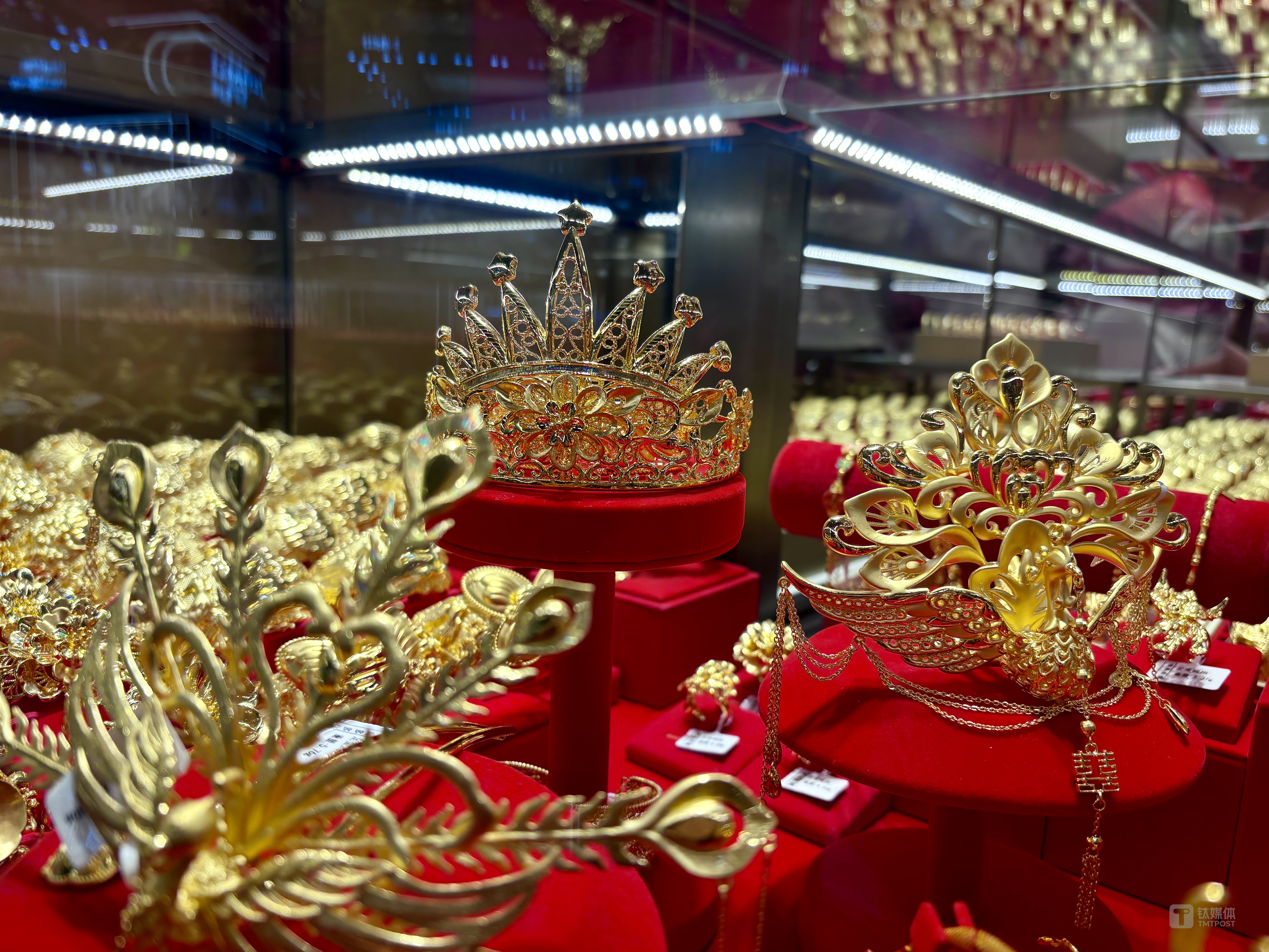 黄金头冠，钛媒体APP实拍