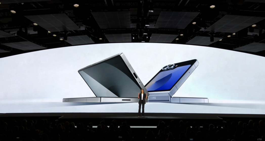 三星发布折叠屏新品，耳机可“同传翻译”，智能指环现身 | 科技前线