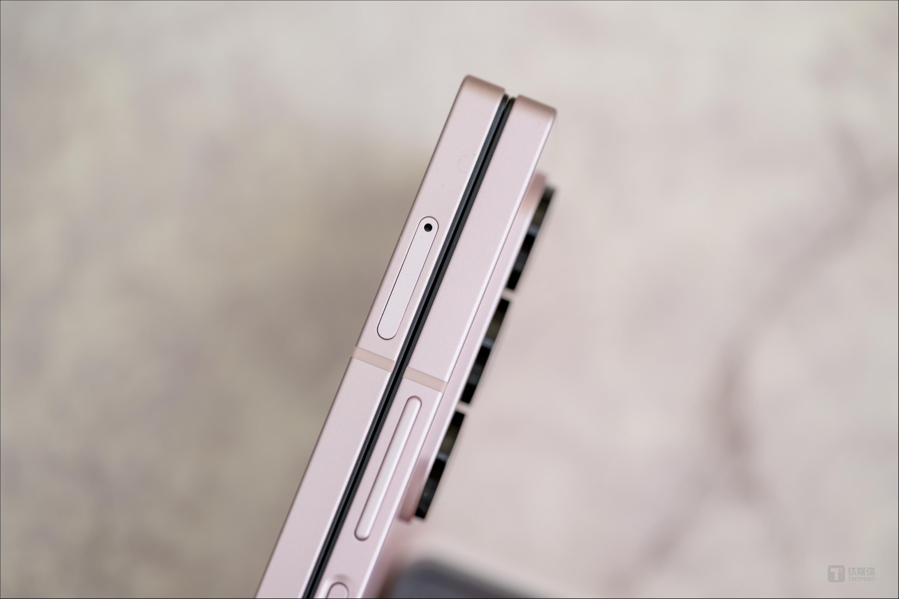 与Galaxy S24系列类似的设计风格（图片来源：钛媒体APP作者邓剑云拍摄）