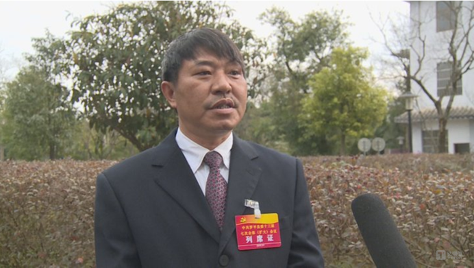 罗平锌电董事长李尤立接受专访：铭记历史教训，积极策划推进公司冶炼生产系统&ldquo;绿色工厂&rdquo;创建。图源罗平县融媒体中心