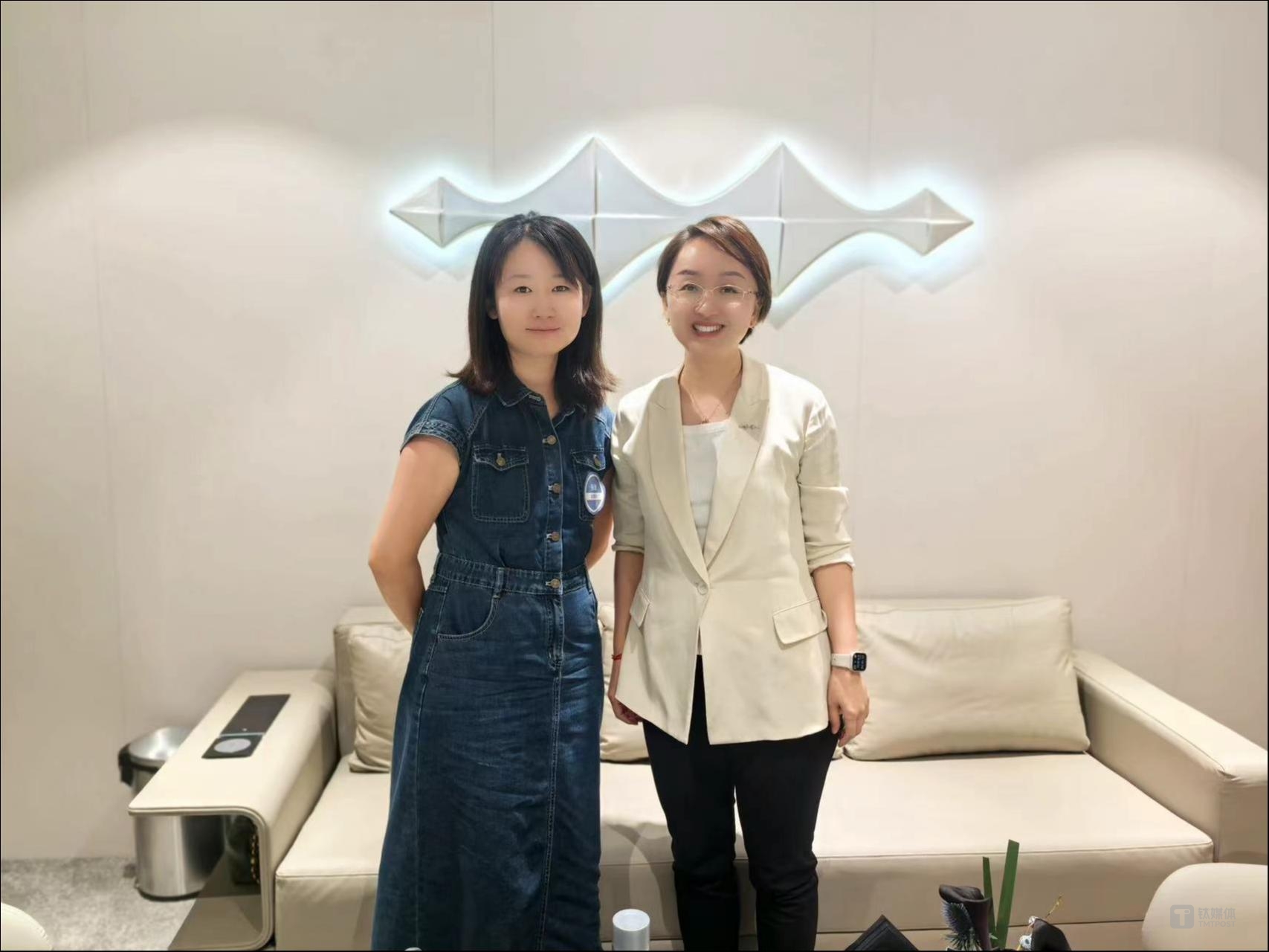 左：钛媒体汽车主编张敏 右：方程豹汽车总经理熊甜波