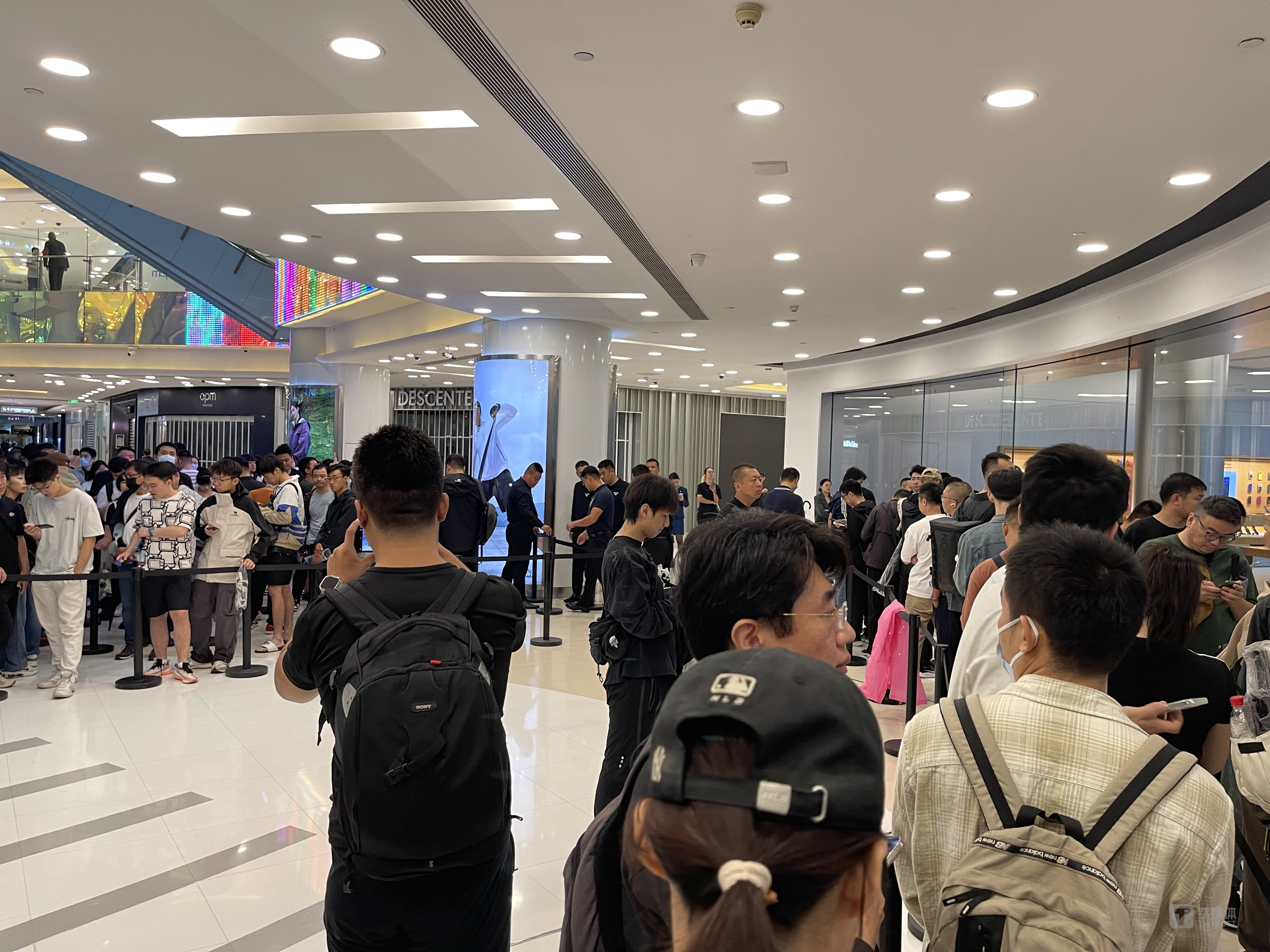 苹果店排队取货的用户，钛媒体APP拍摄