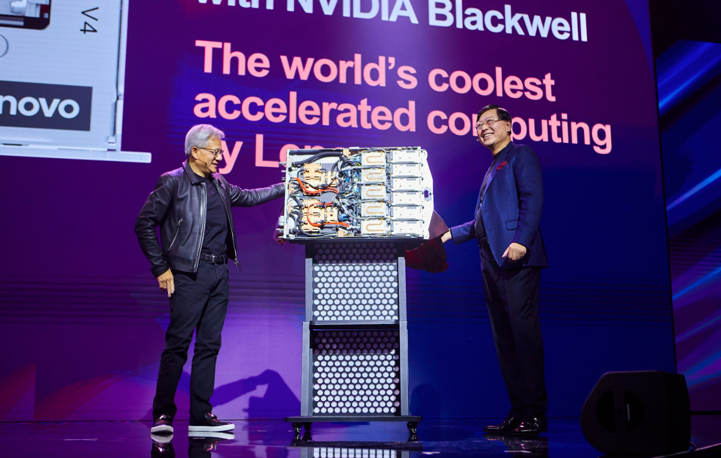 杨元庆对话黄仁勋：未来的AI性能，将以每年2到3倍的速度增长 | 钛媒体焦点