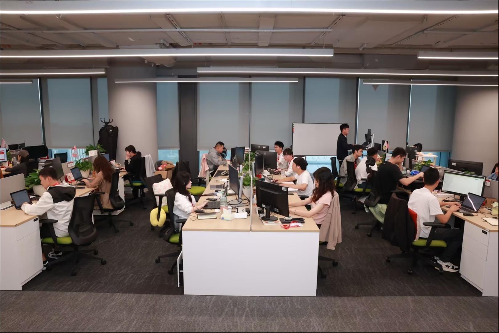 九方智投AI团队工作实景