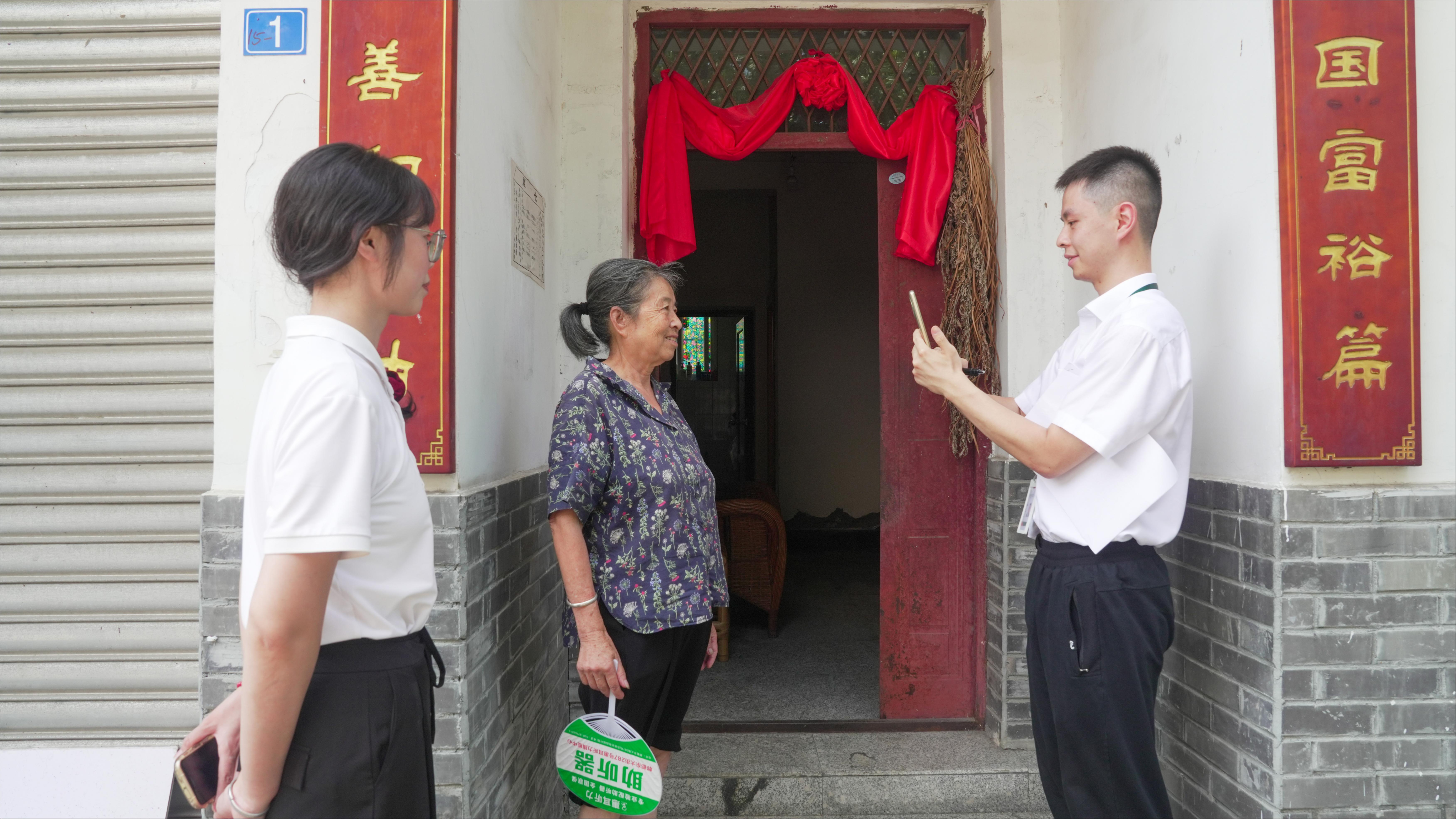 （在村委會工作人員的陪同下，成都農(nóng)商銀行客戶經(jīng)理上門為客戶建立線上金融檔案。）