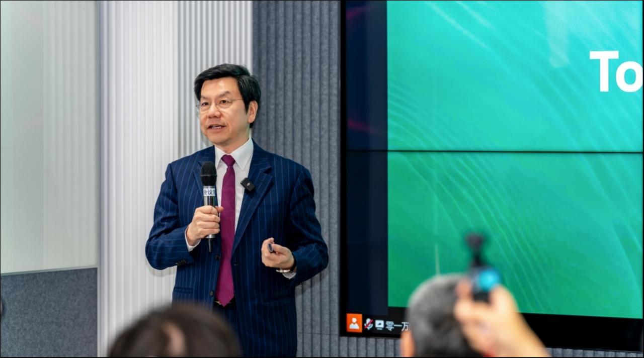 李开复：现在卖AI大模型的方式行不通，需考虑技术和业务成本、要有客户买单｜钛媒体AGI