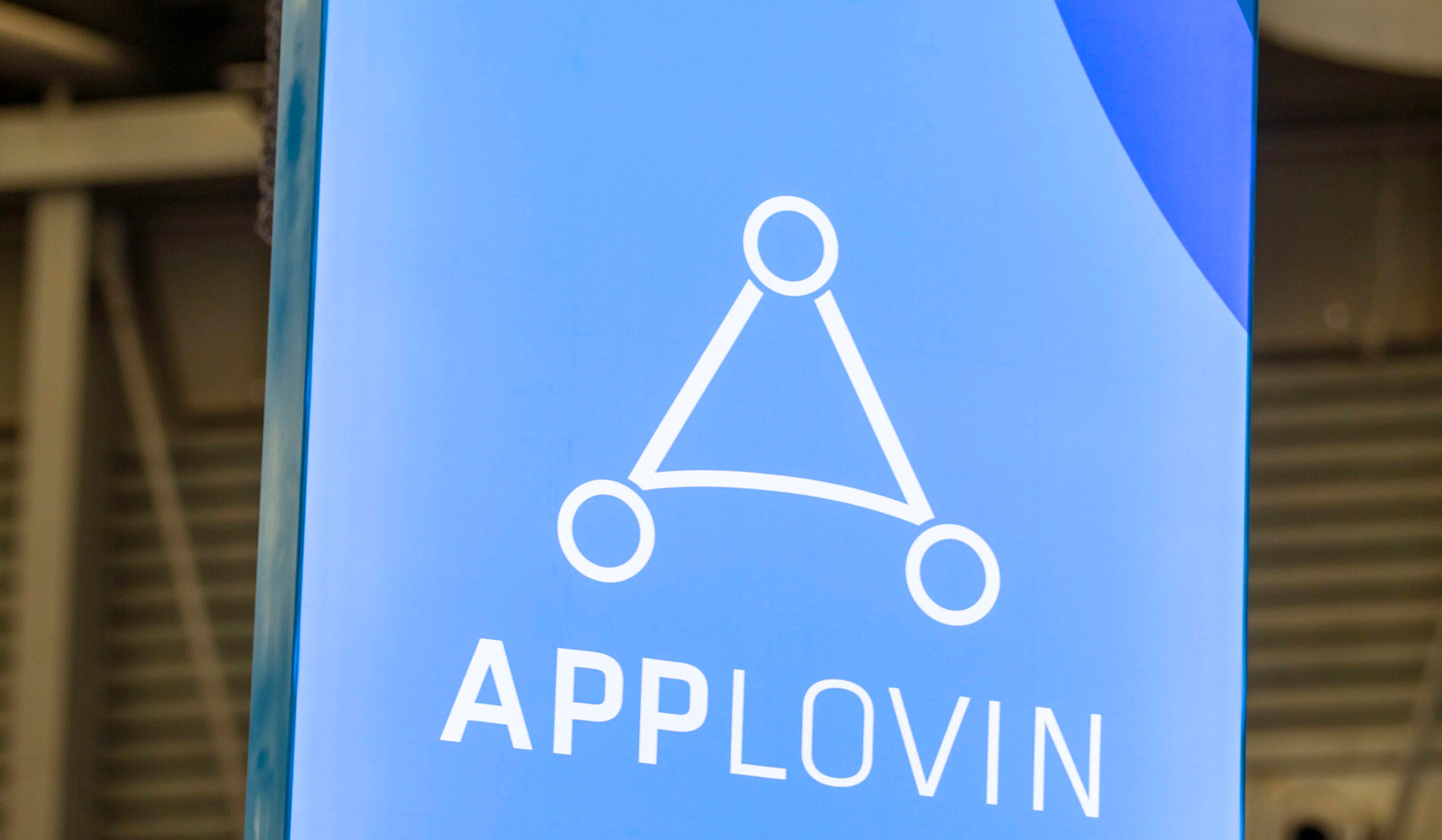 一夜暴涨近2000亿，“AI妖股”AppLovin曾被特朗普叫停中资收购，如今80后CEO身价高达522亿｜钛媒体AGI