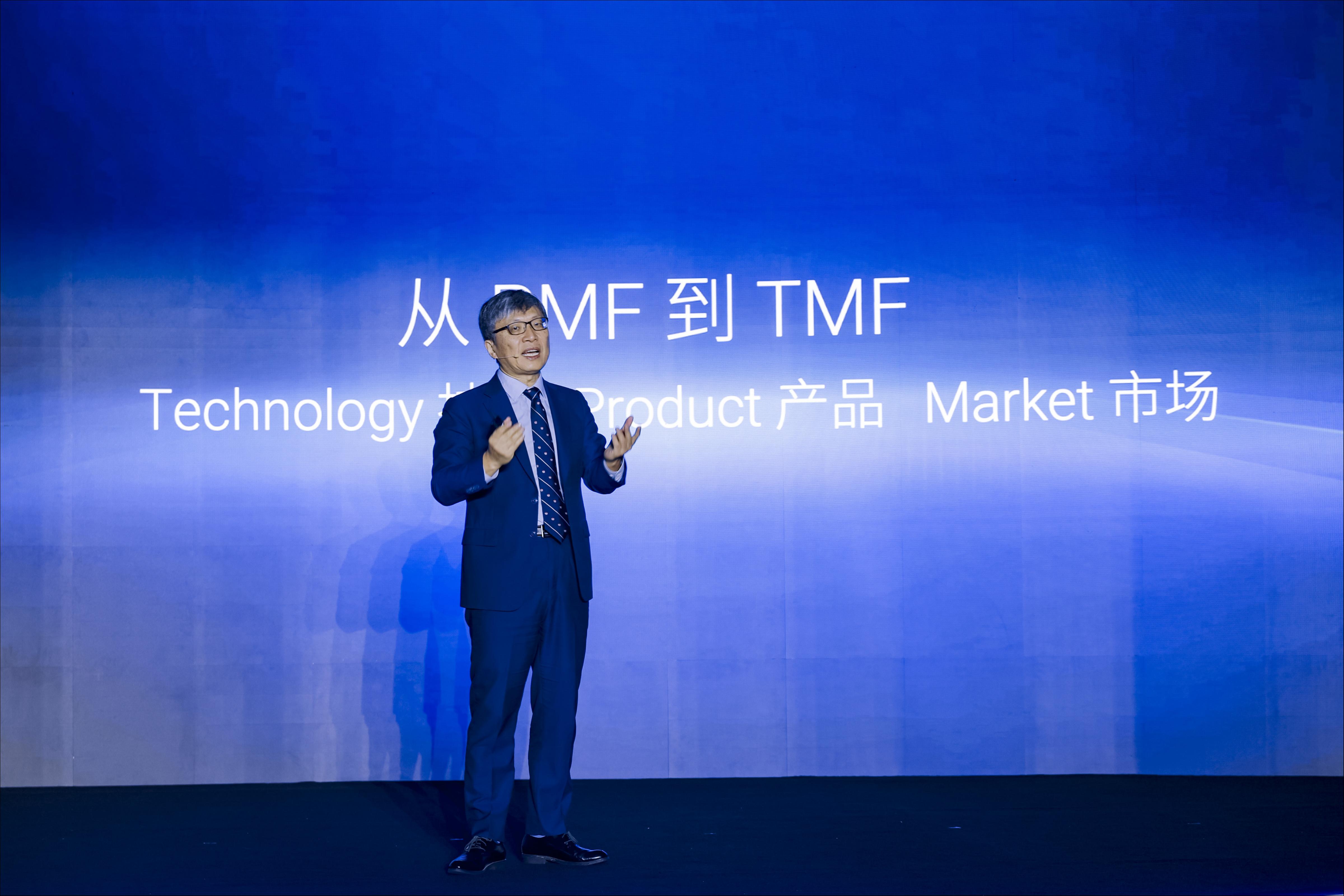 沈向洋院士：AI算力年均增长400%，讲卡伤感情、没卡没感情｜钛媒体AGI