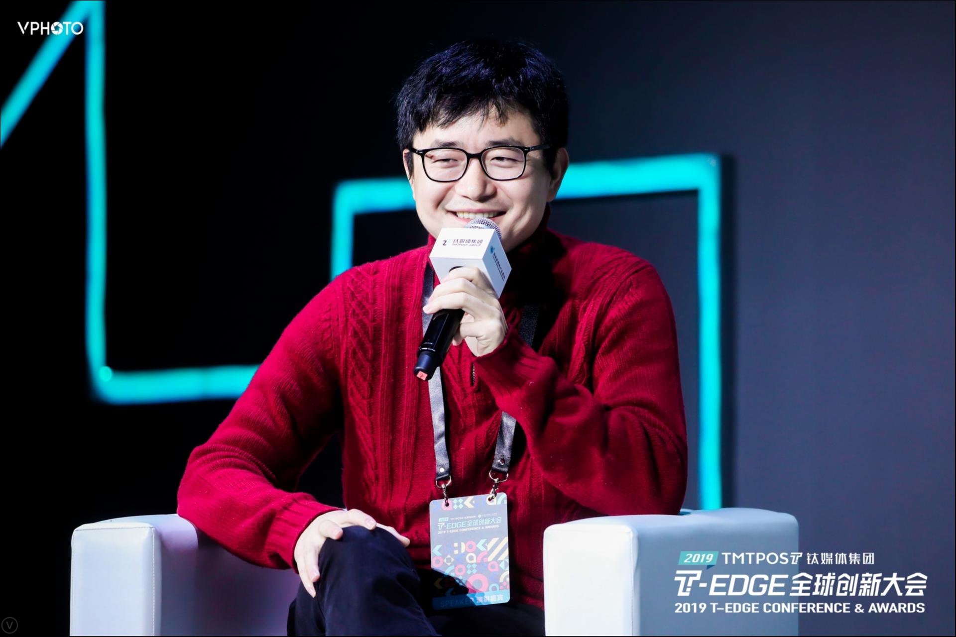 猎豹移动发布全新AI数据宝和MoE模型，傅盛：明年将是AI应用繁荣的一年｜钛媒体AGI