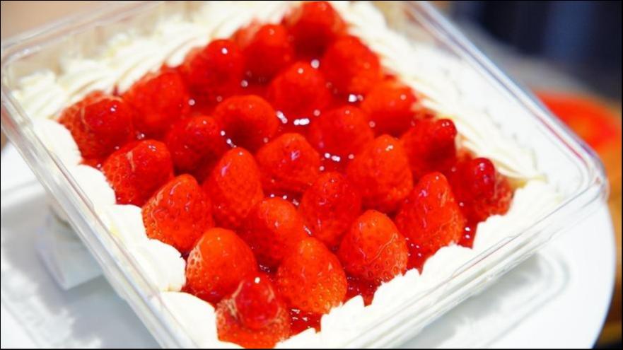 草莓盒子蛋糕；图片来源：盒马鲜生