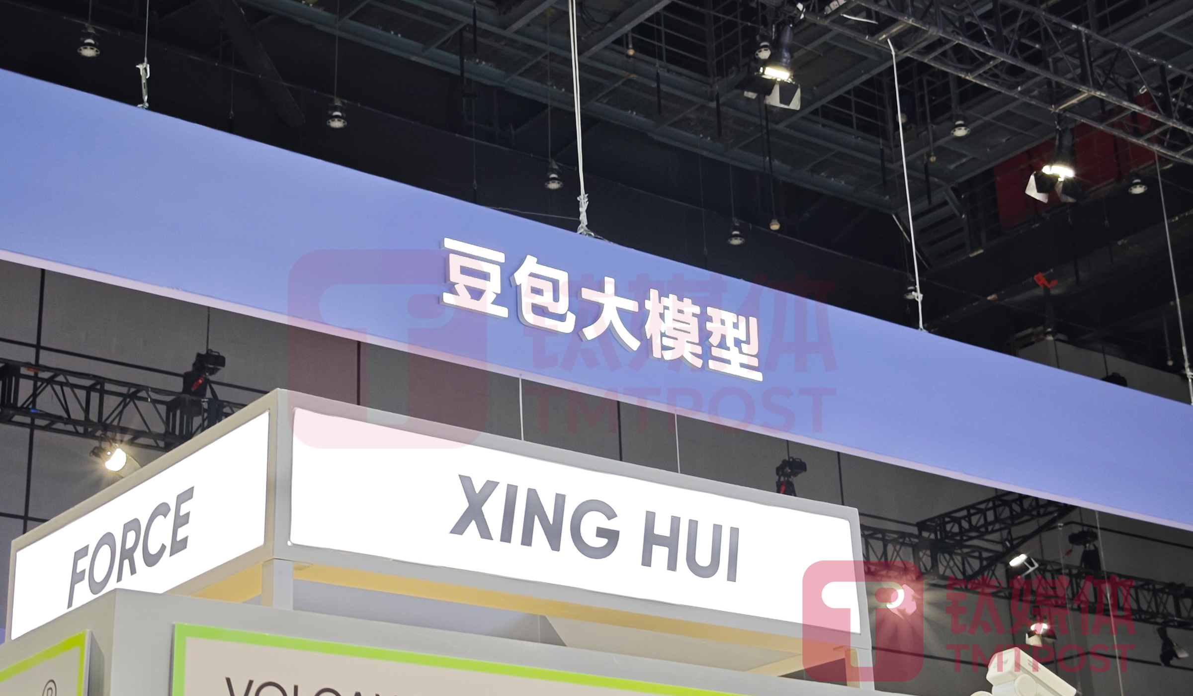 中国AI竞争加剧：苹果AI选合作，腾讯字节囤46万张GPU、模型能力排前列｜钛媒体AGI