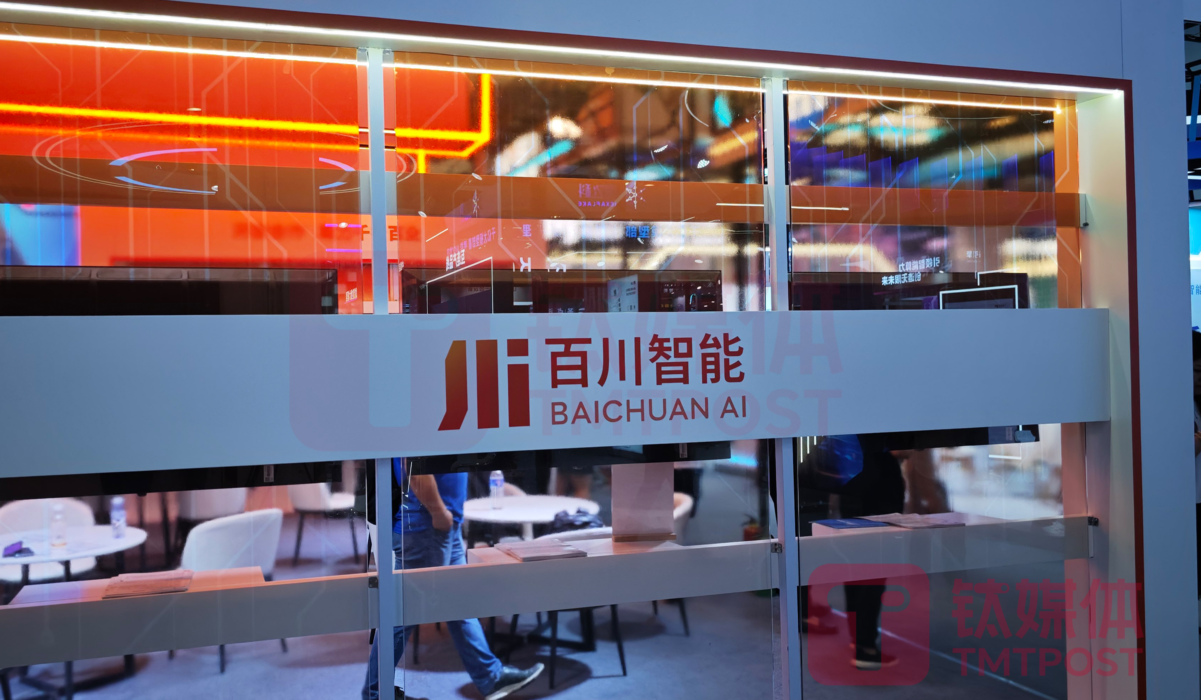 王小川的百川智能发布全链路领域增强金融大模型，准确率超过GPT-4o｜钛媒体AGI